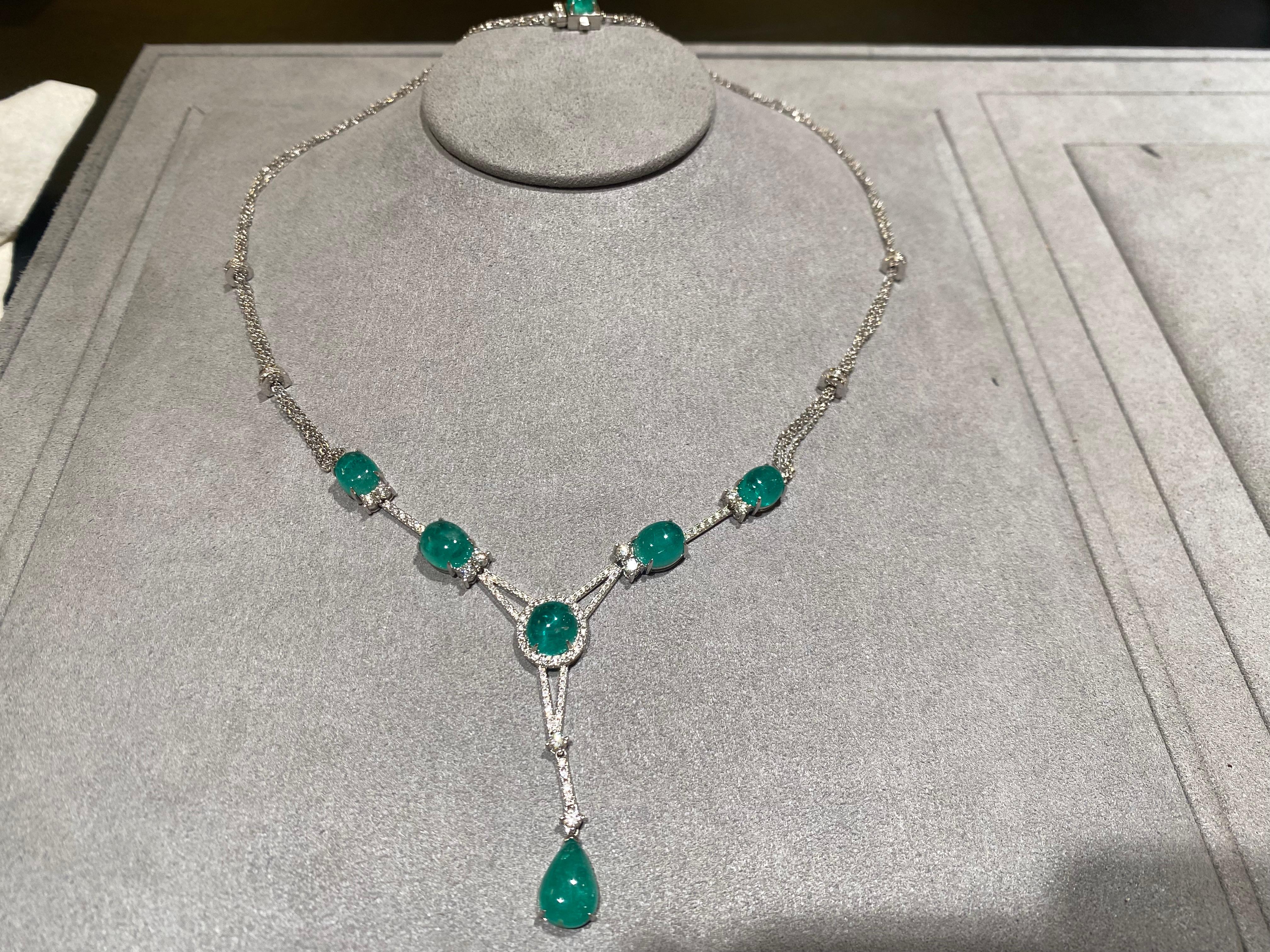 Taglio brillante Collana Eostre con smeraldo cabochon e diamanti in oro bianco 18 carati in vendita