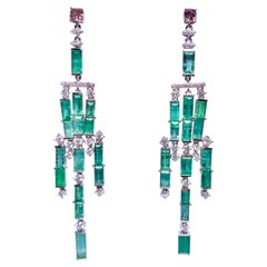 Boucles d'oreilles en or blanc 18 carats avec émeraude émeraude, diamant violet et diamant
