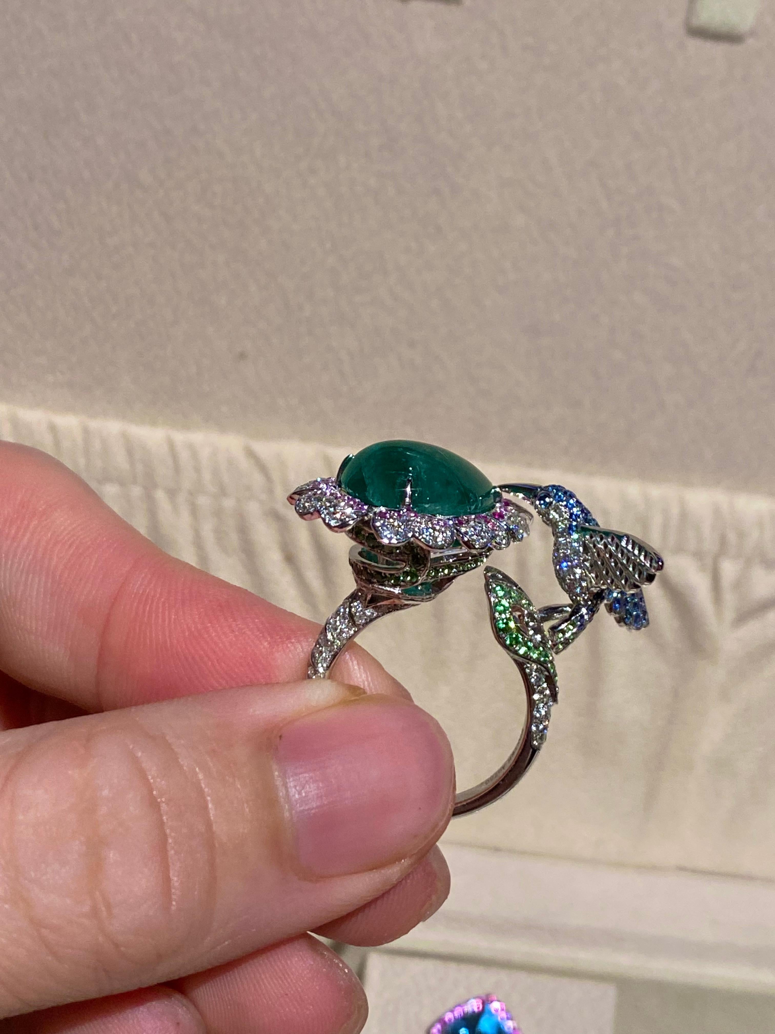 Eostre Ring aus 18 Karat Weißgold mit Smaragd, Tsavorit, Saphir und Diamant (Zeitgenössisch)