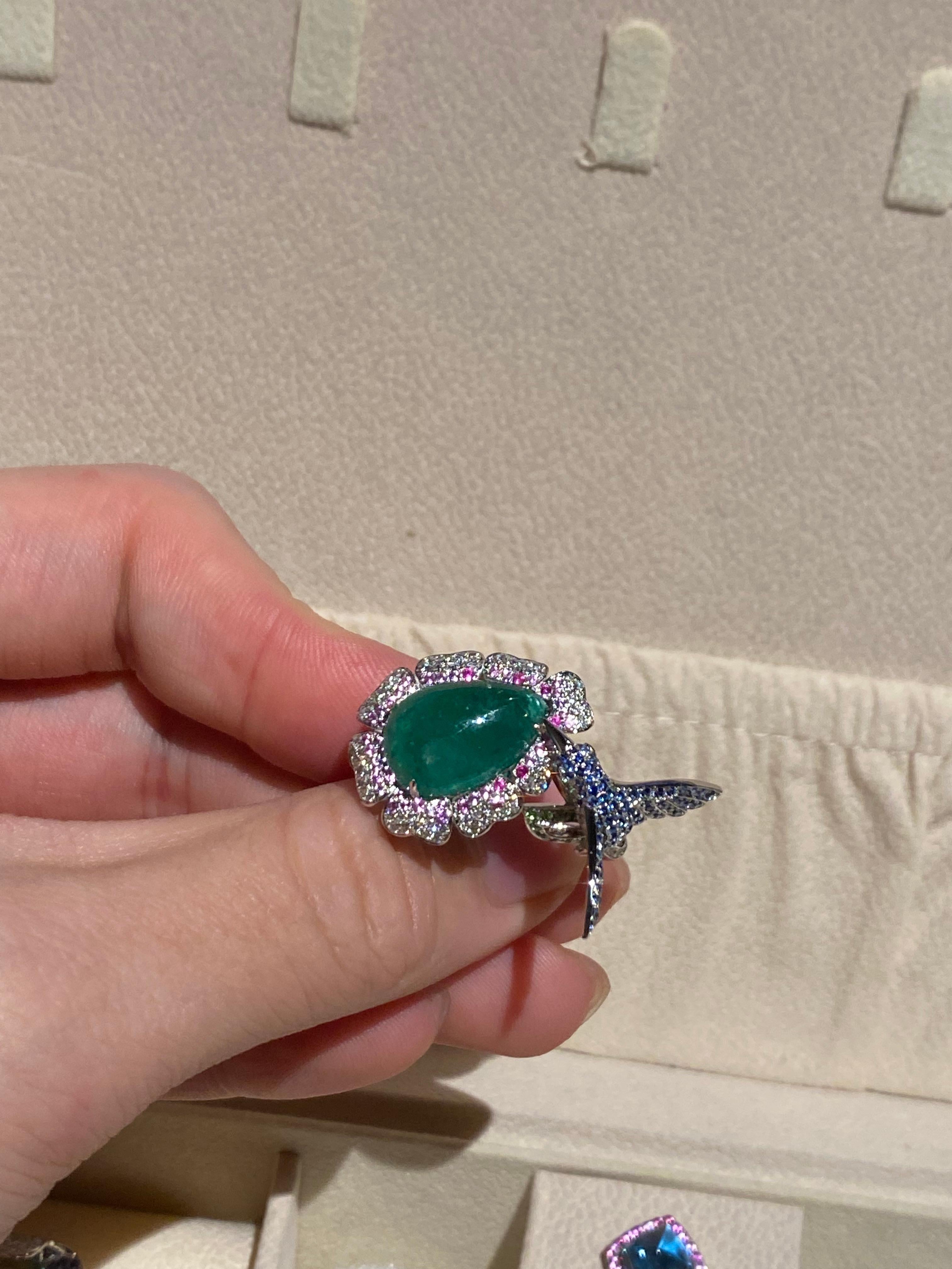 Eostre Ring aus 18 Karat Weißgold mit Smaragd, Tsavorit, Saphir und Diamant (Antiker Kissenschliff)