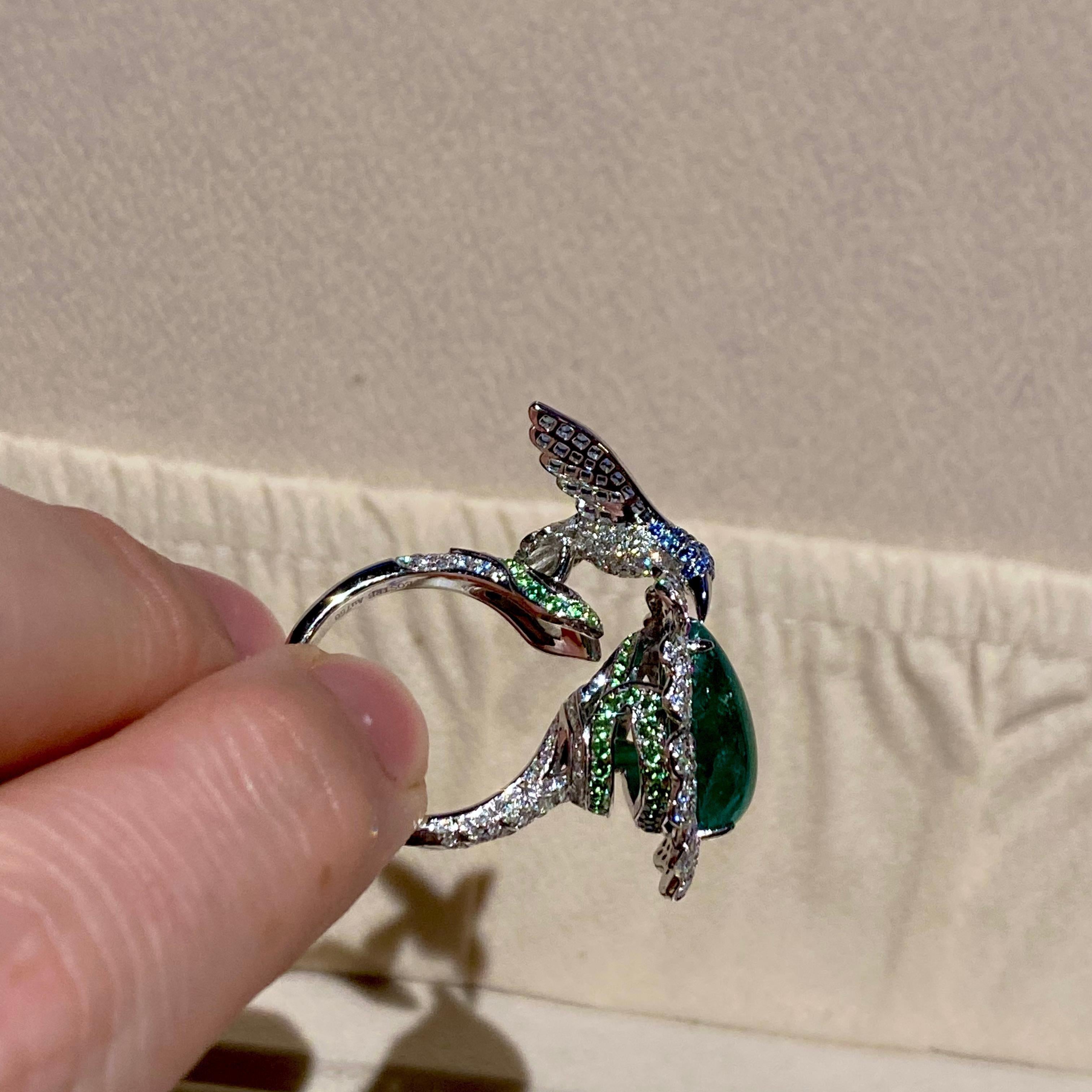 Eostre Ring aus 18 Karat Weißgold mit Smaragd, Tsavorit, Saphir und Diamant Damen