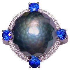 Eostre Anillo de Oro Blanco Facetado de Perla Negra de Tahití, Zafiro y Diamantes