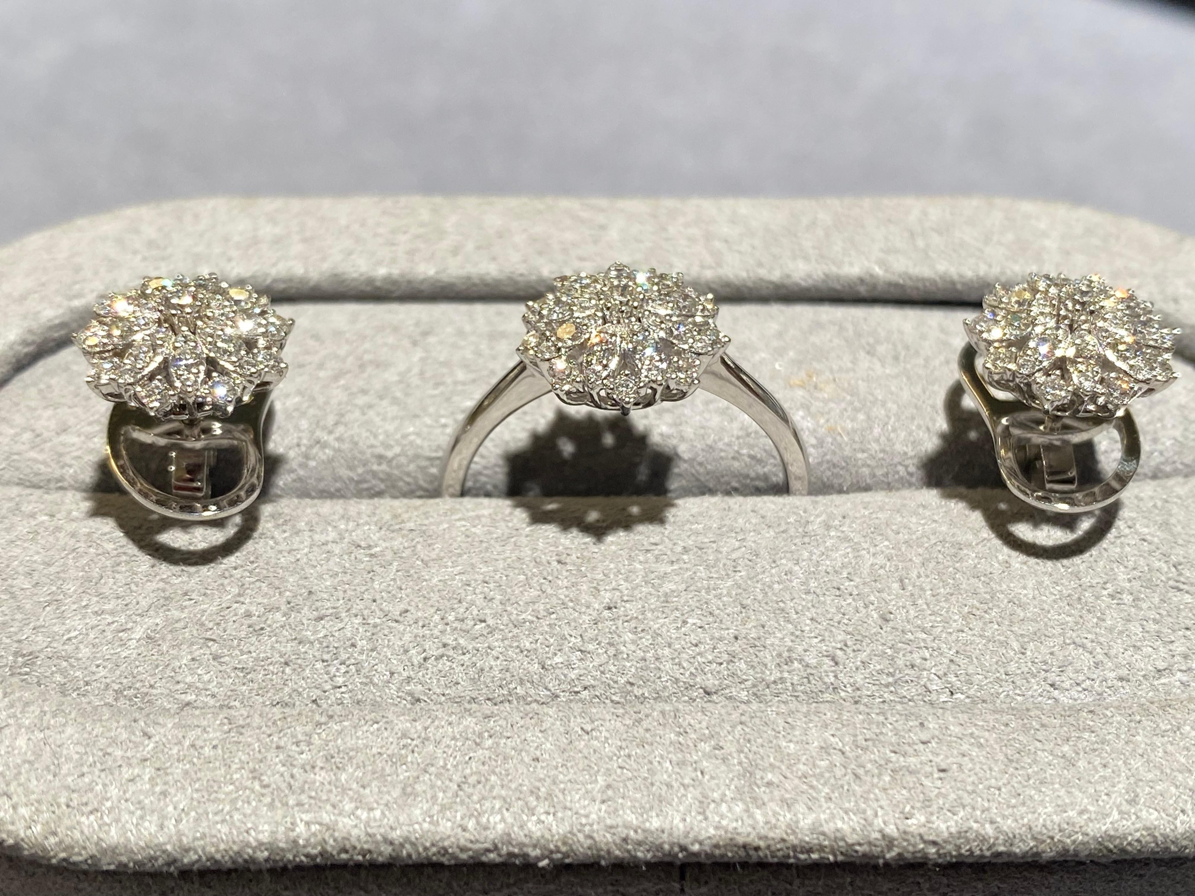 Contemporaneo Orecchini e anello con diamante a motivo floreale Eostre in oro bianco 18 carati in vendita