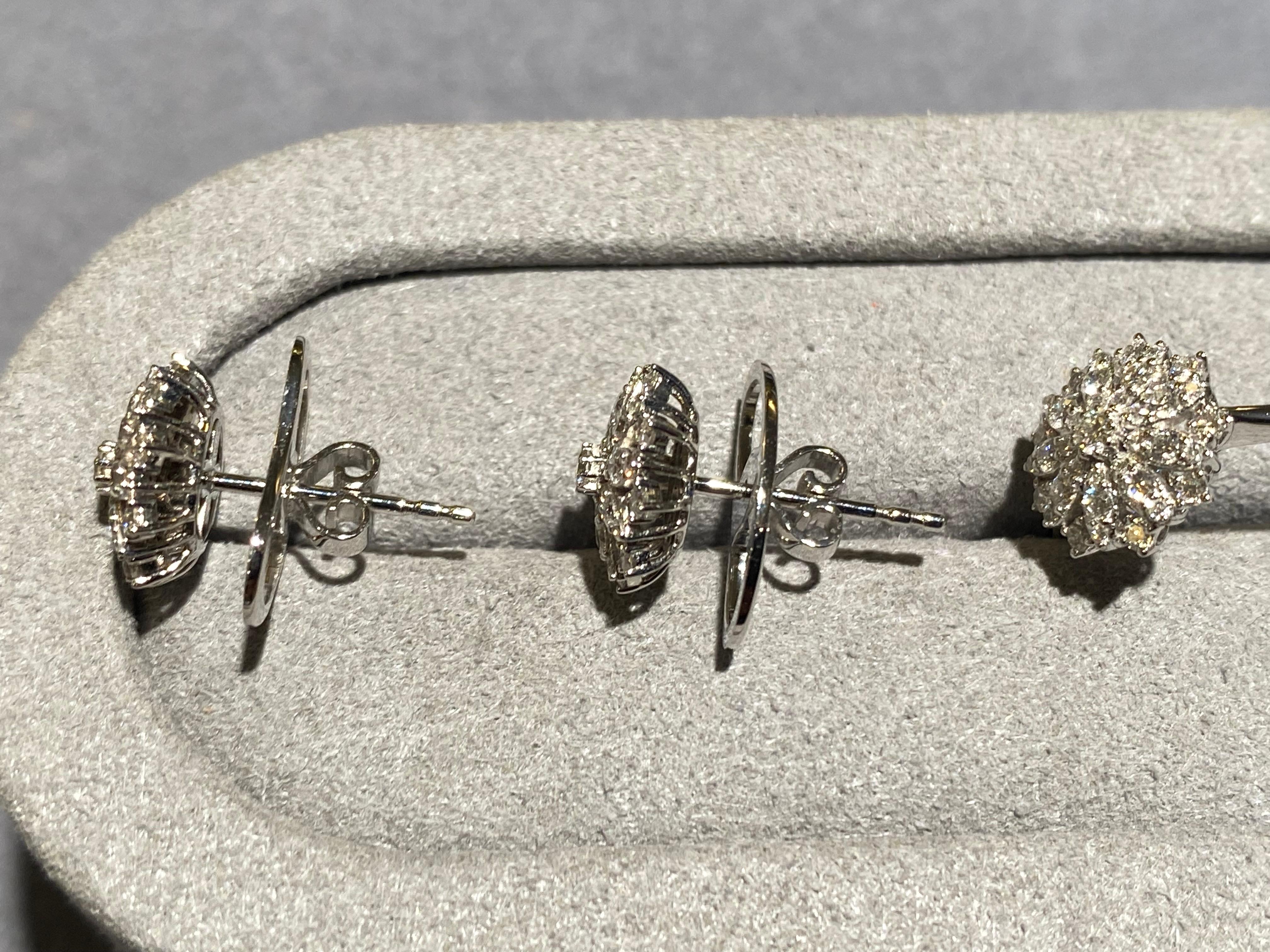 Taglio brillante Orecchini e anello con diamante a motivo floreale Eostre in oro bianco 18 carati in vendita