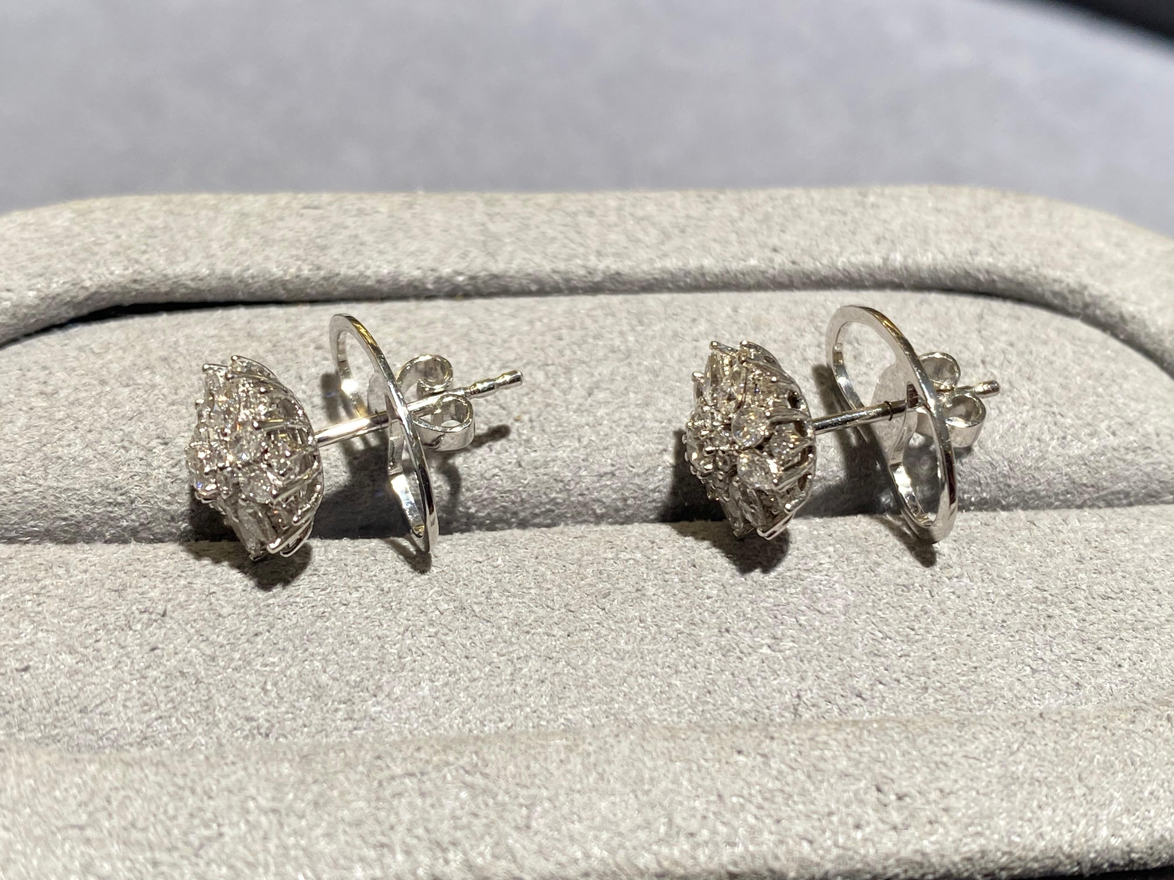 Contemporaneo Orecchini Eostre con diamanti a motivo floreale in oro bianco 18 carati in vendita