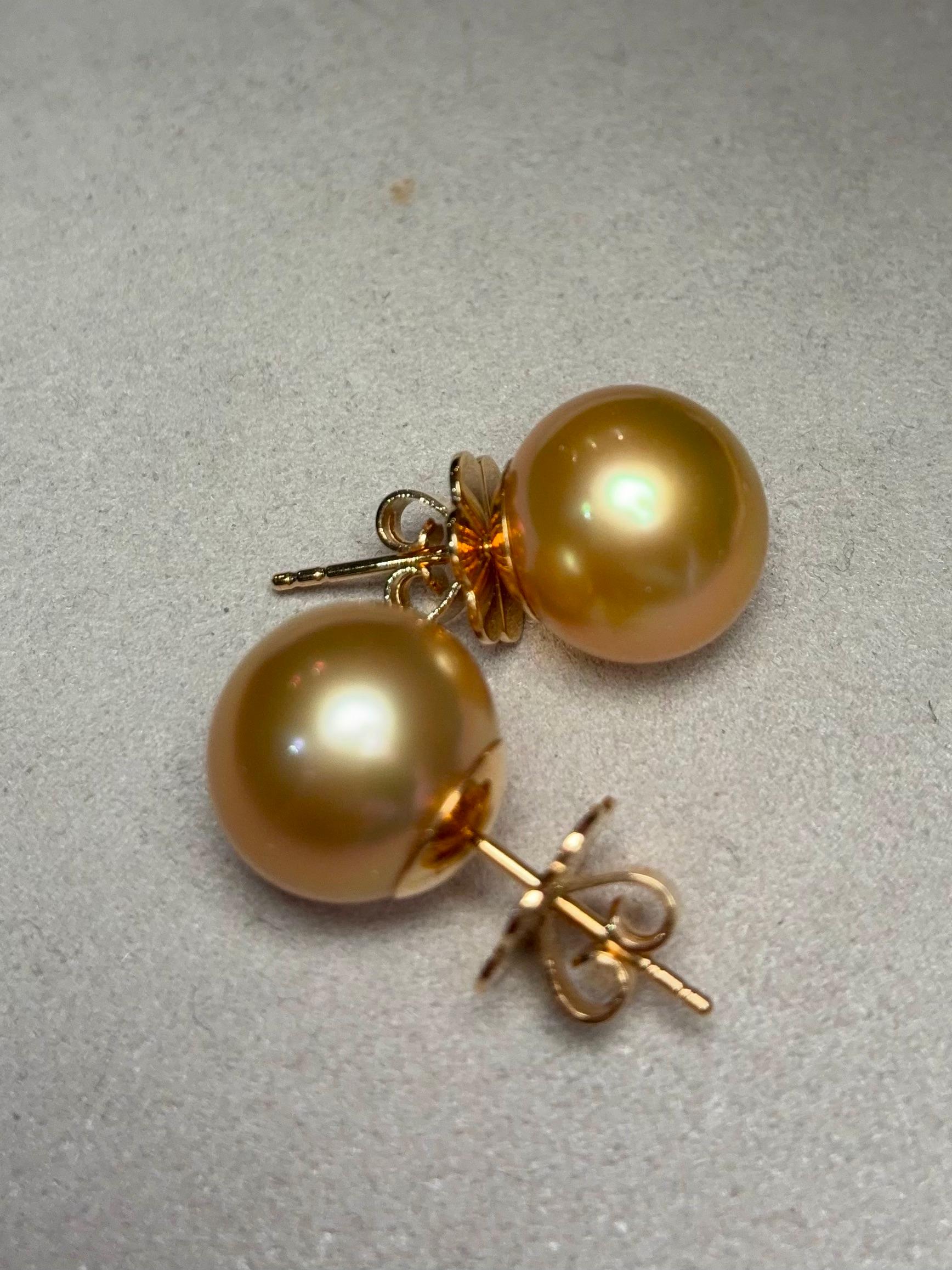 Une paire d'aiguilles rondes de 12,8 mm  perle des mers du sud,  en or jaune 18 carats.   Il s'agit d'un design très classique qui convient parfaitement à toutes les occasions. Les perles des mers du Sud sont de couleur blanche avec des nuances de