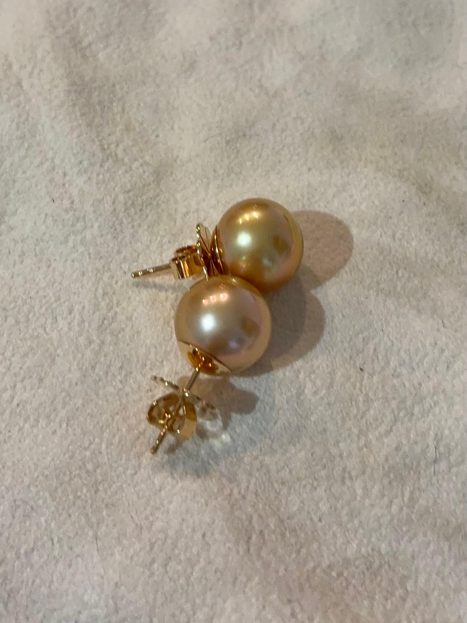 Perle Eostre perle dorée des mers du Sud  Clous d'oreilles en or 18k en vente