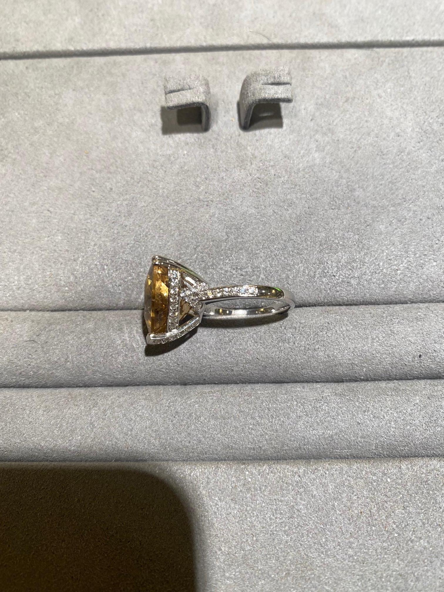 Il s'agit d'une pièce importante, car le béryl jaune des pierres principales fait plus de 11ct. Le béryl est fixé dans un cadre ouvert incrusté de diamants. La monture ouverte permet à plus de lumières de briller à travers le béryl. Cette bague de