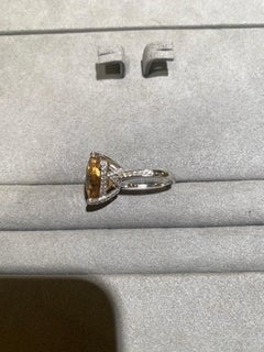 Eostre Ring aus 18 Karat Weißgold mit intensiv gelbem Beryll und Diamanten