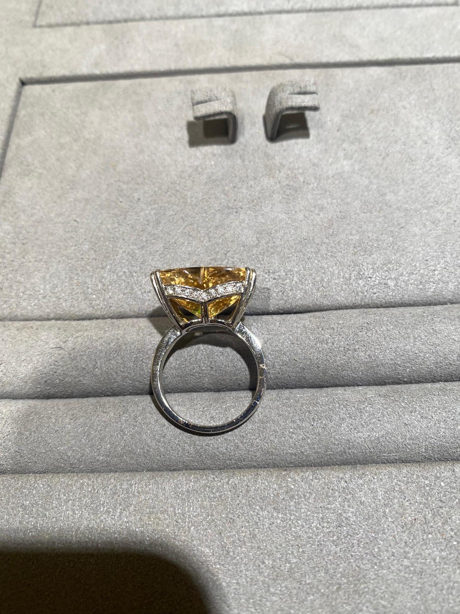 Contemporain Eostre Bague en or blanc 18 carats avec béryl jaune intense et diamants en vente