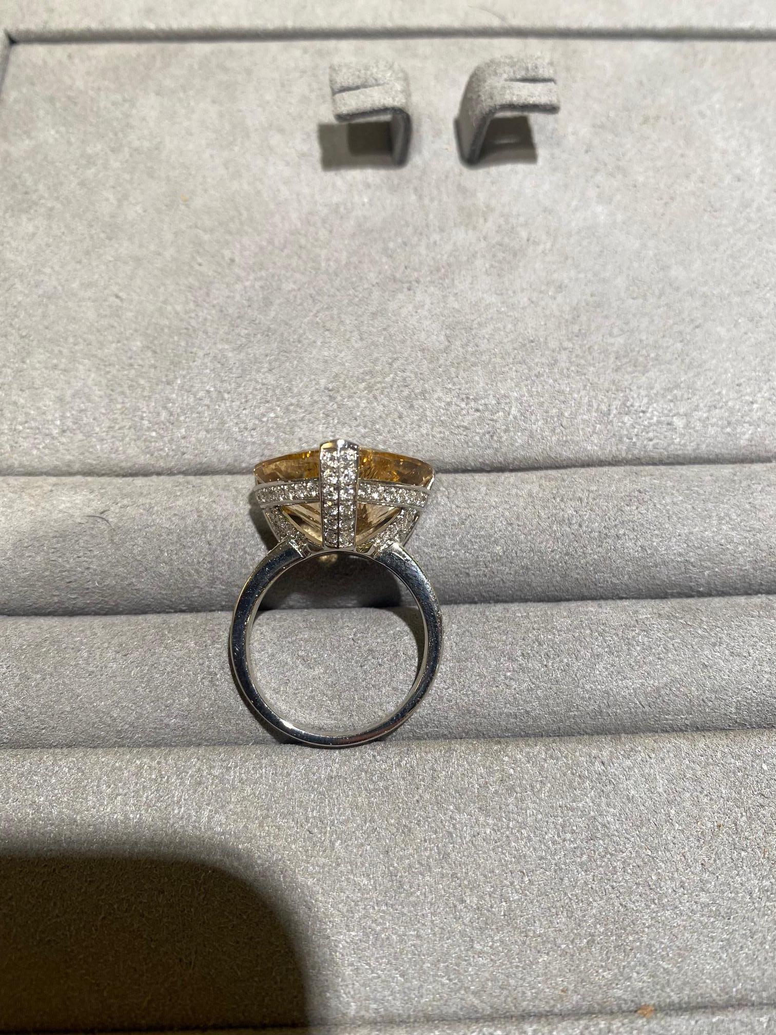 Taille brillant Eostre Bague en or blanc 18 carats avec béryl jaune intense et diamants en vente
