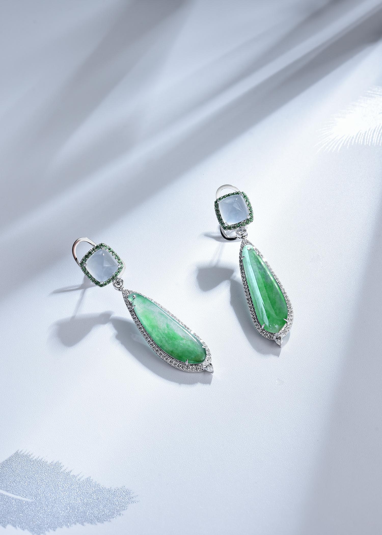 This is a very interesting Jadeite cabochon earring, it consists of both near colourless and green colour jadeite. The concenpt behind this earring is all about contrasting. Cabochon to brilliant cut, green to no colour, high dome cabochon to flat