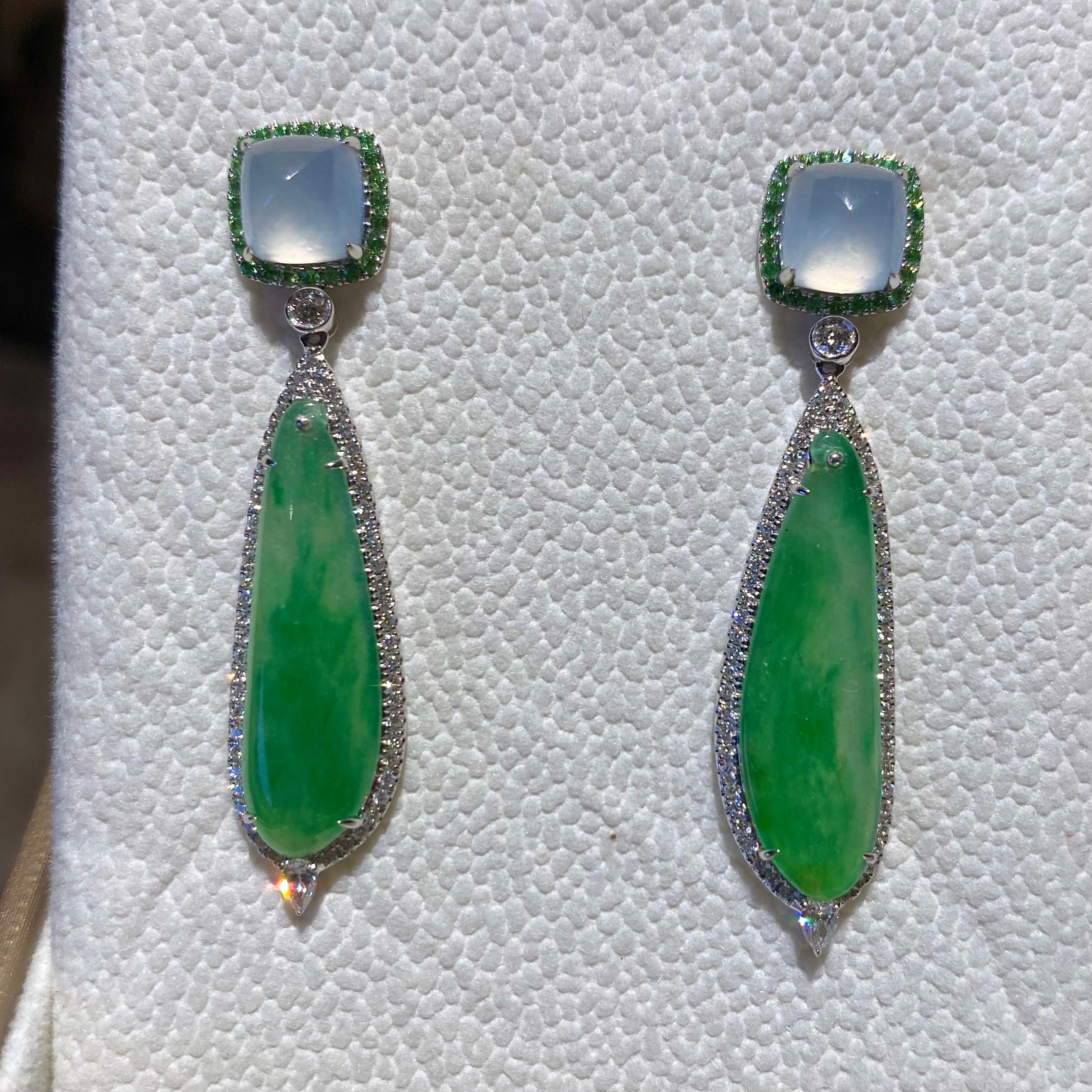 Taille cabochon Boucles d'oreilles en or blanc 18 carats, jadéite émeraude et diamants en vente