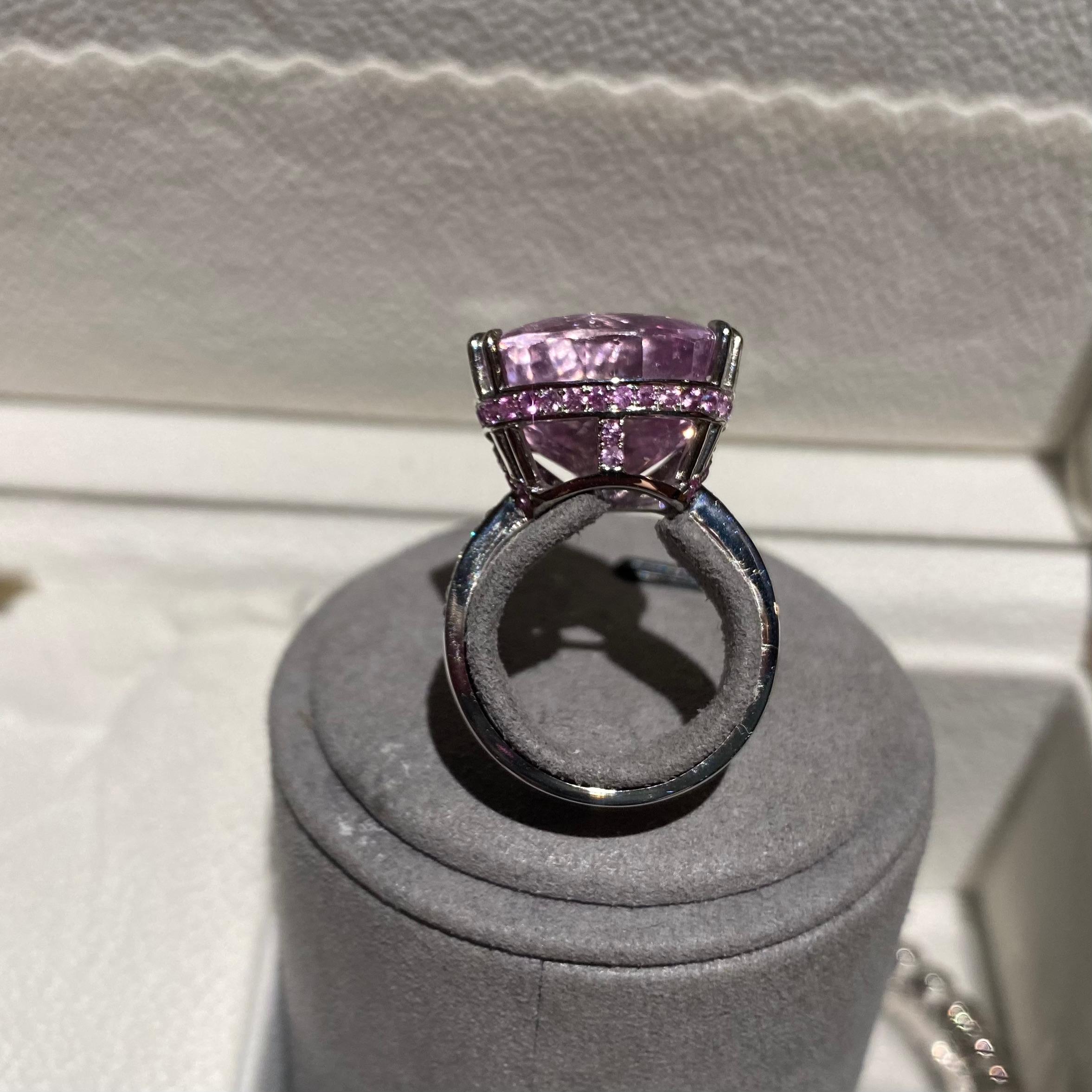 EOSTRE Ring aus 18 Karat Weißgold mit Kunzit, rosa Saphir und Diamant (Zeitgenössisch) im Angebot