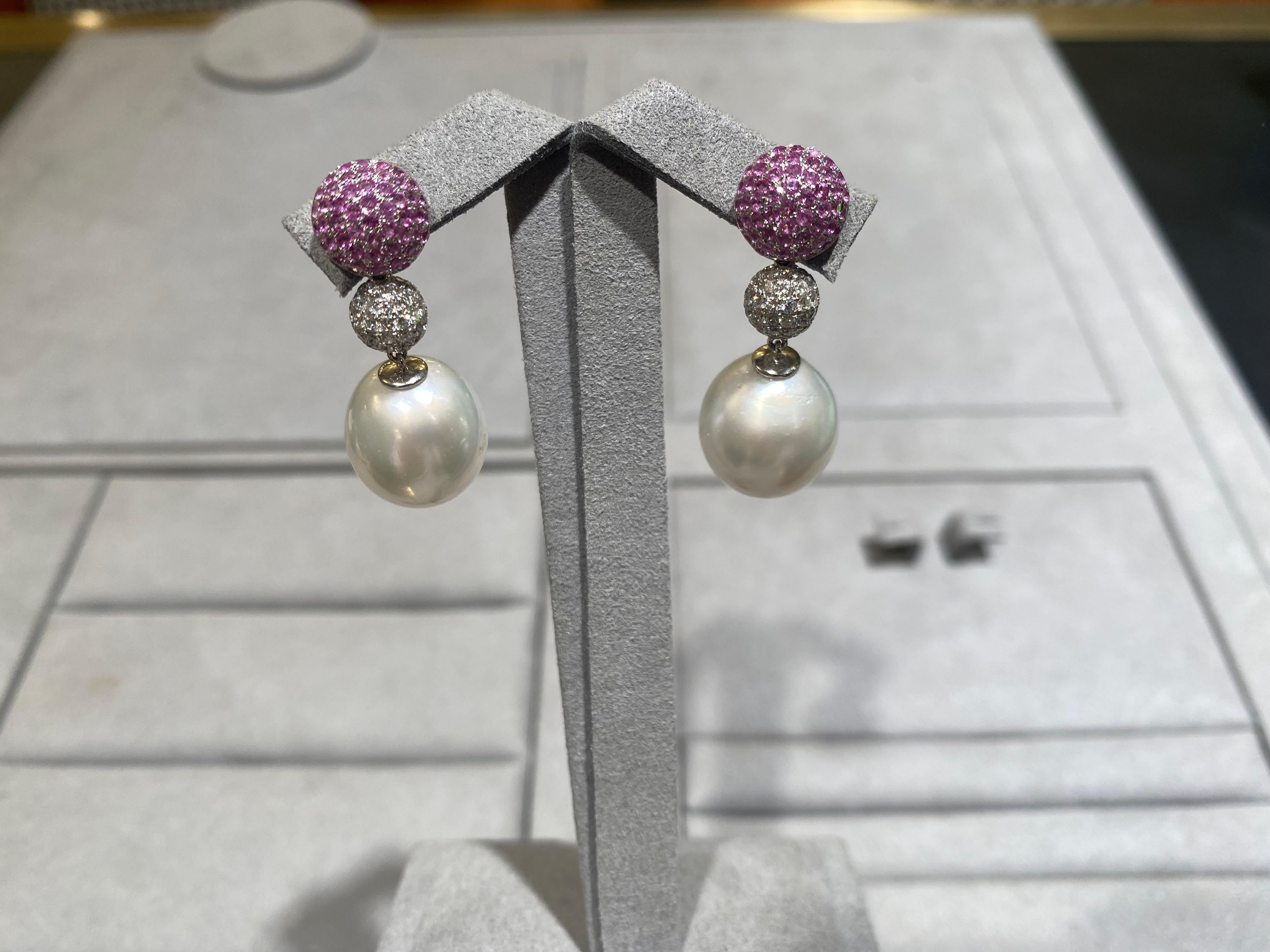 La parte superiore dell'orecchino è un'alta cupola incrostata di zaffiri rosa. È poi collegato da una sfera piena di pavé di diamanti alla Perla Bianca dei Mari del Sud. Grazie al colore rosa e alle perle bianche dei Mari del Sud, questo orecchino