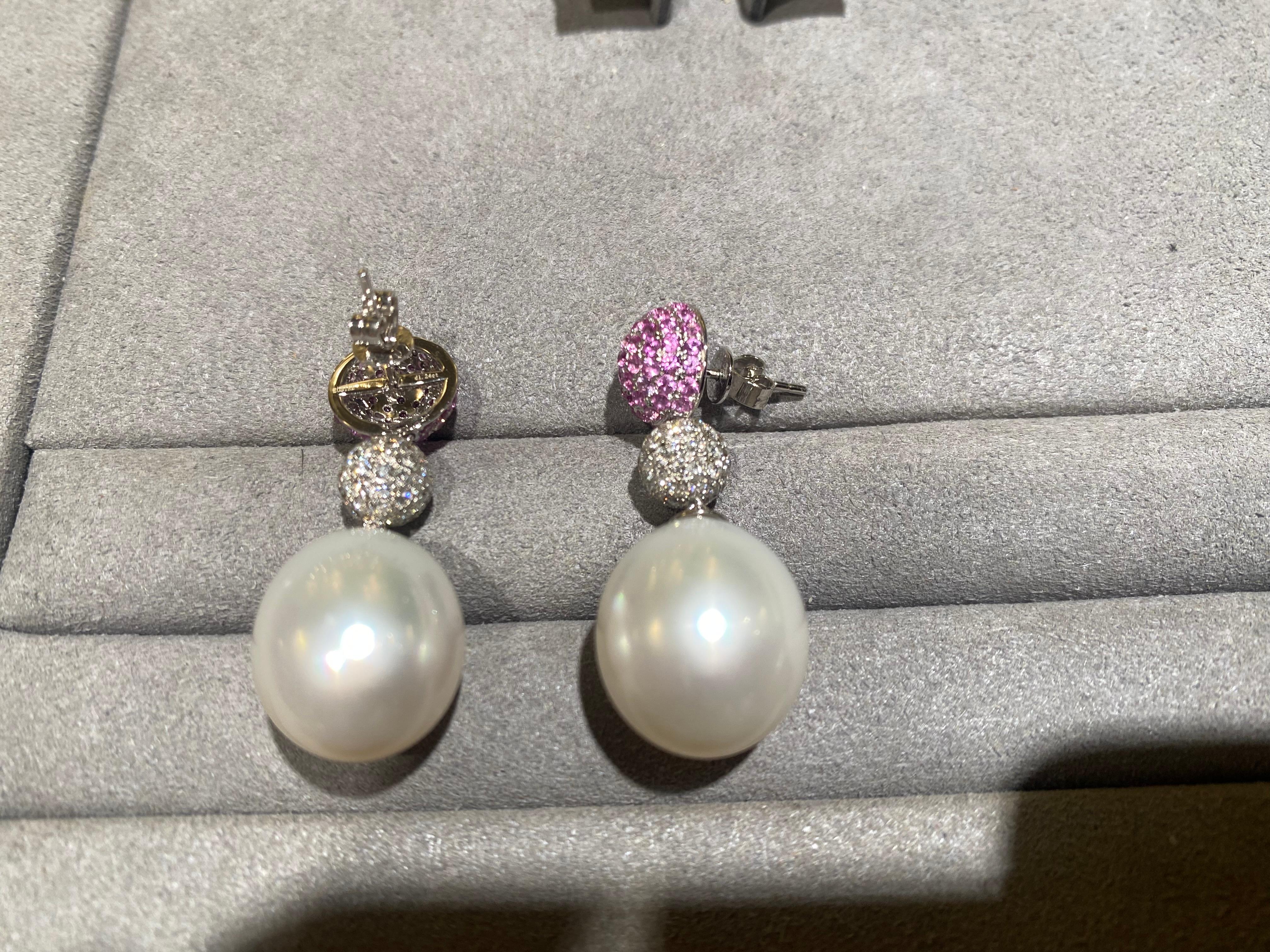 Cabochon Orecchino Eostre con zaffiro rosa, diamante e perla dei mari del sud in oro bianco 18 carati in vendita