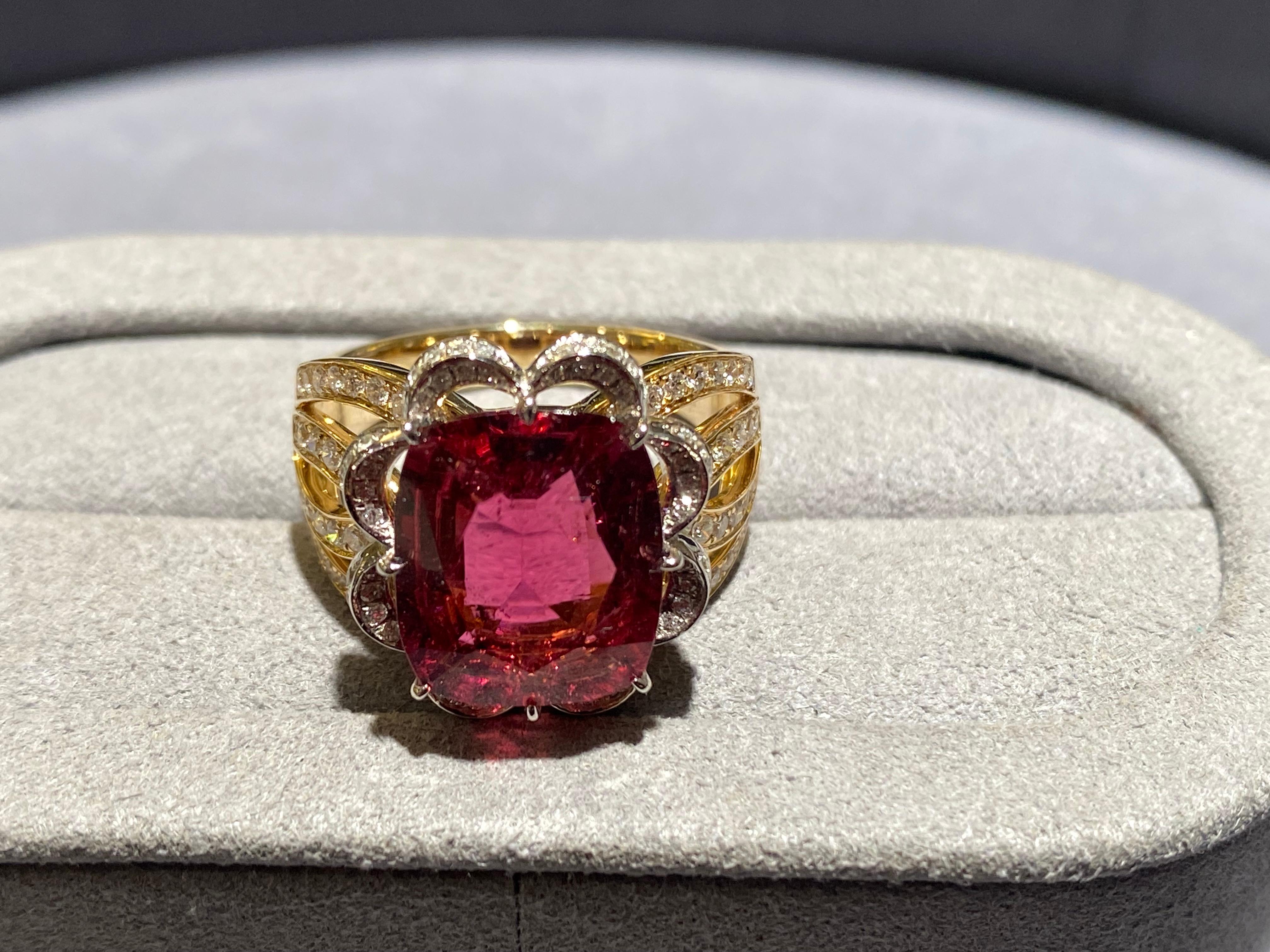 Anillo Eostre de Turmalina Rubelita y Diamantes en Oro Amarillo de 18k Contemporáneo