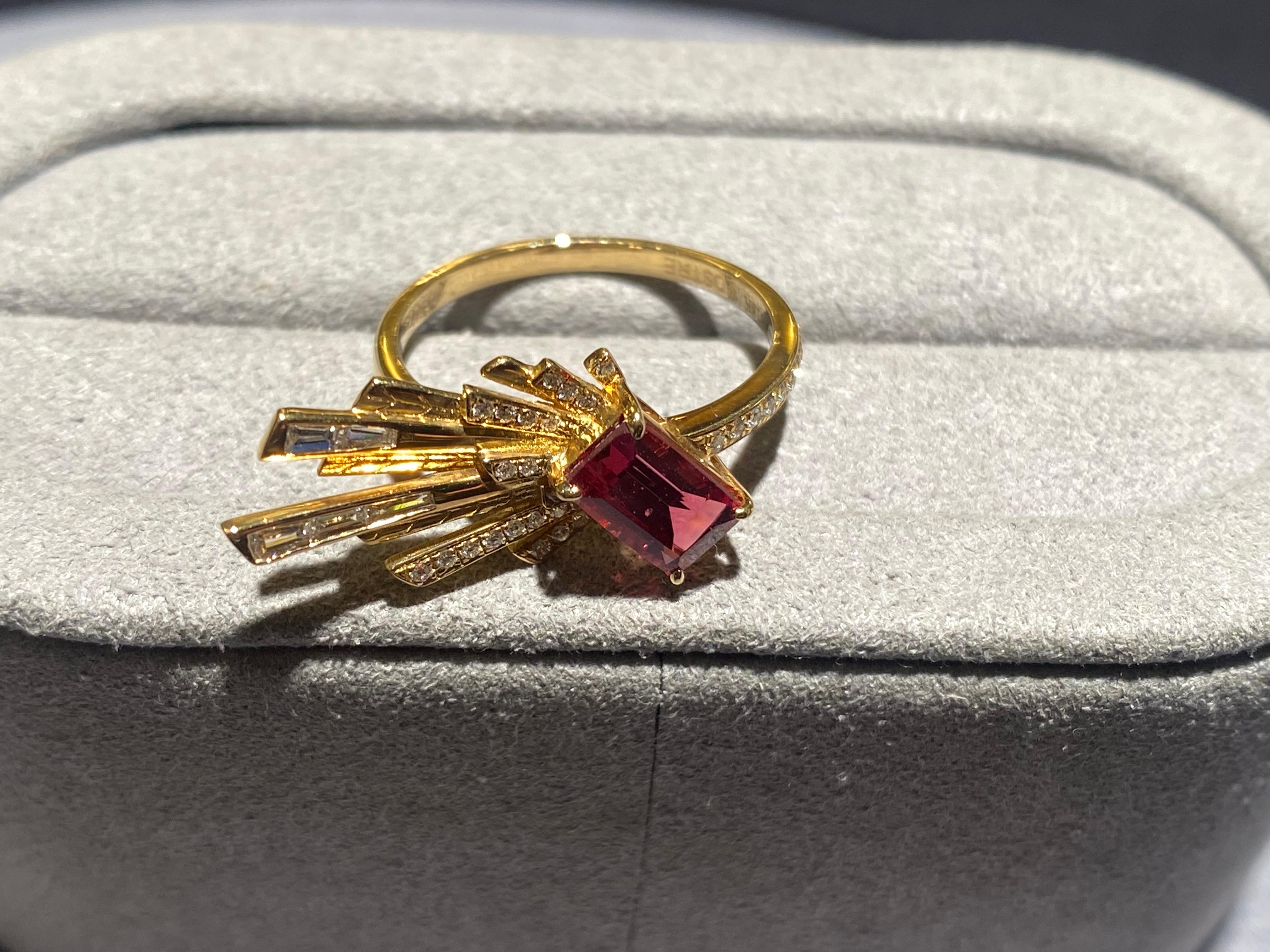 Contemporary Eostre spinel and Diamond Ring in 18k Yellow Gold For Sale