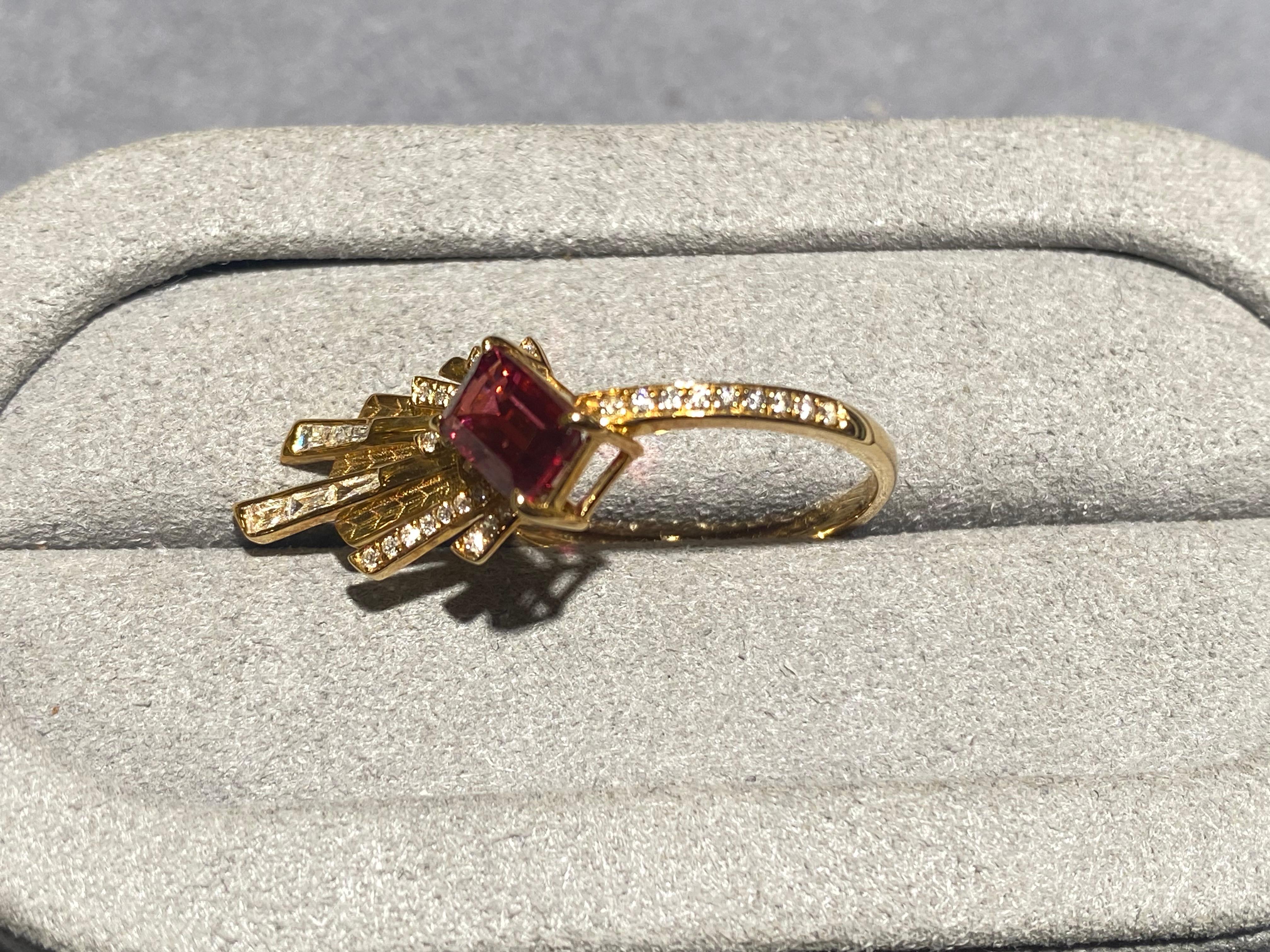 Eostre Ring aus 18 Karat Gelbgold mit Spinell und Diamanten (Baguetteschliff) im Angebot