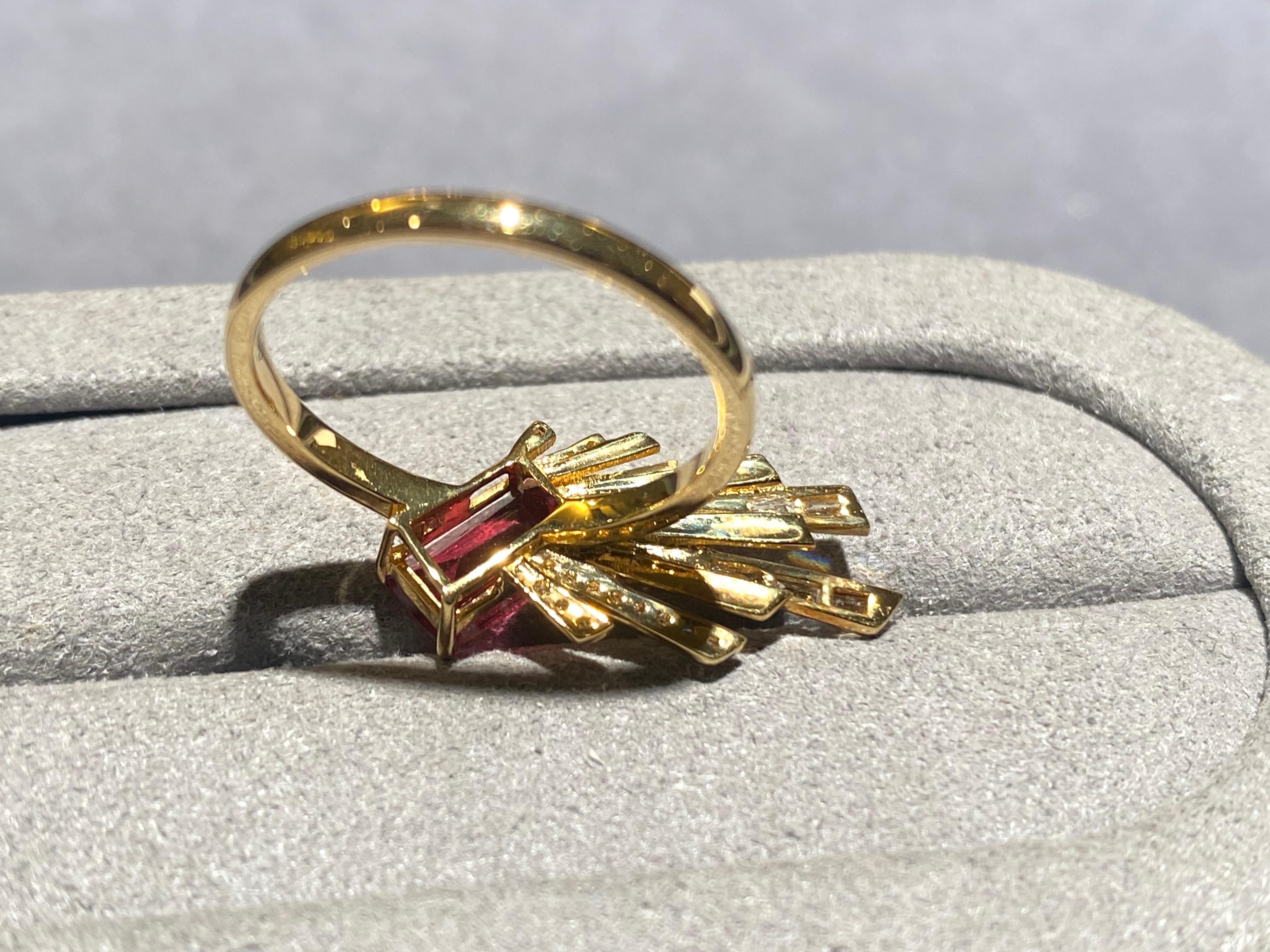Eostre Ring aus 18 Karat Gelbgold mit Spinell und Diamanten im Zustand „Neu“ im Angebot in Melbourne, AU