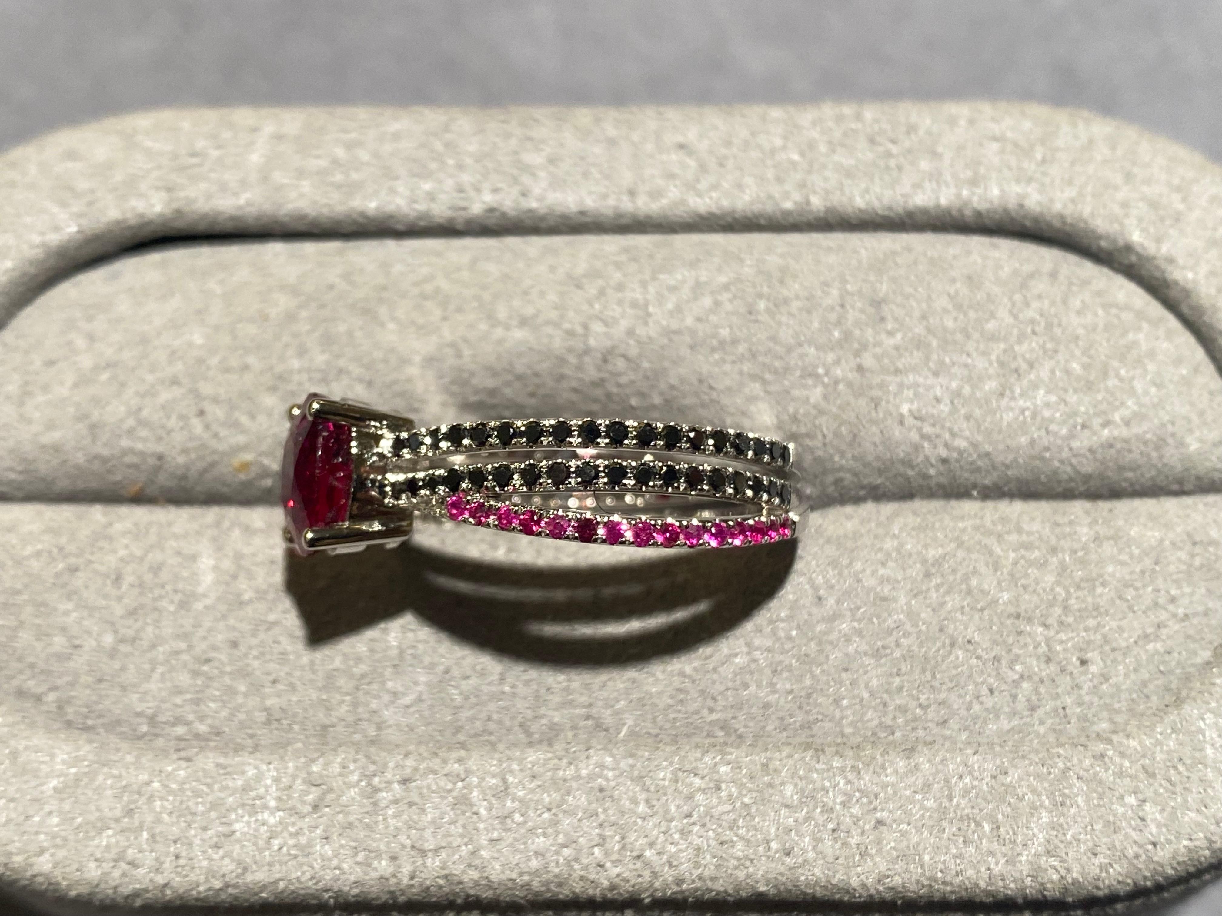 Eostre Ring aus 18 Karat Weißgold mit Rubin und schwarzen Diamanten (Zeitgenössisch) im Angebot