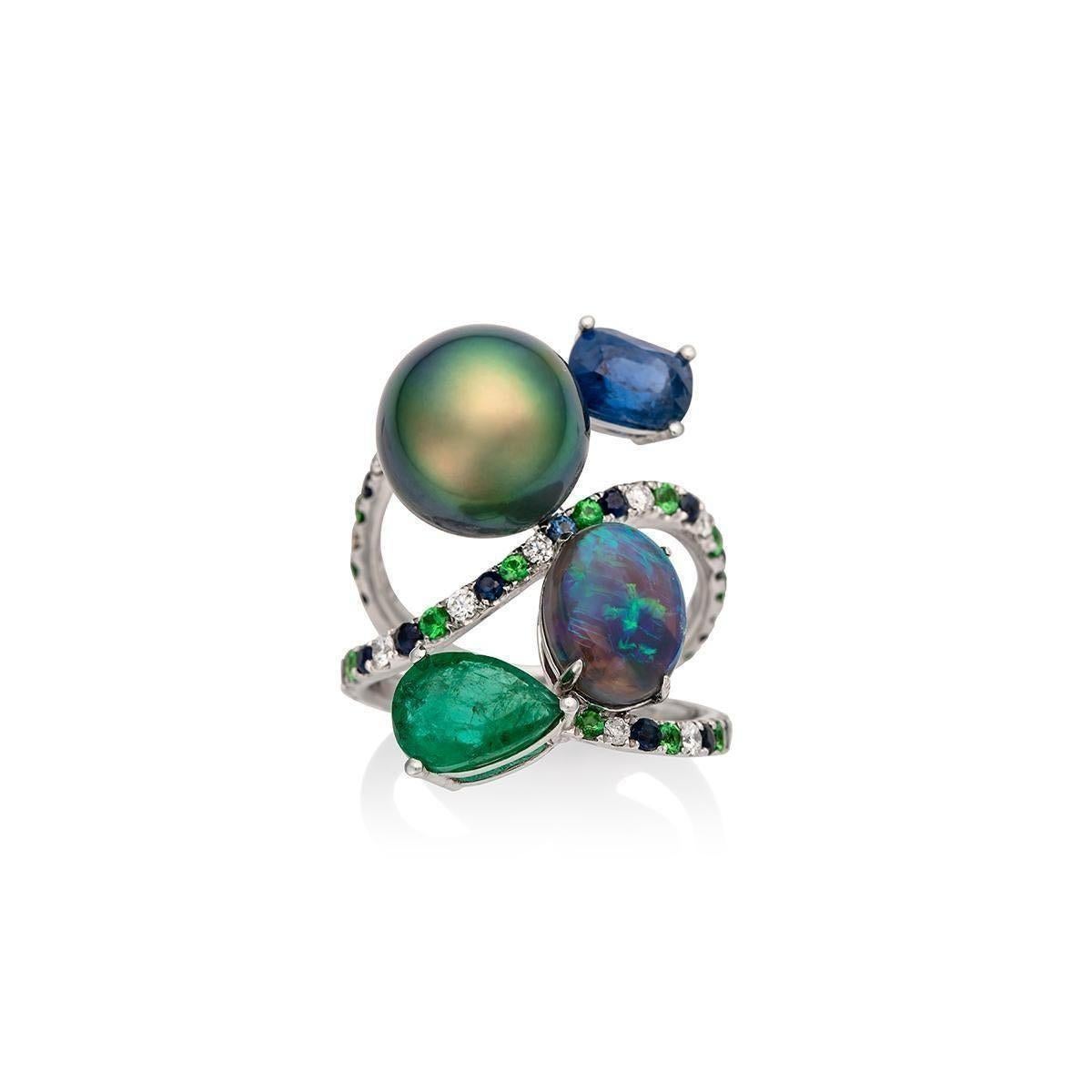 Dieses Design ist von der Feder eines Pfaus inspiriert. Die Kombination aus grüner Tahiti-Pfau-Perle, blauem und grünem schwarzem Opal, blauem Saphir und grünem Smaragd, die sich zwischen Bändern aus Saphiren, Diamanten und Tsavoriten verflechten,