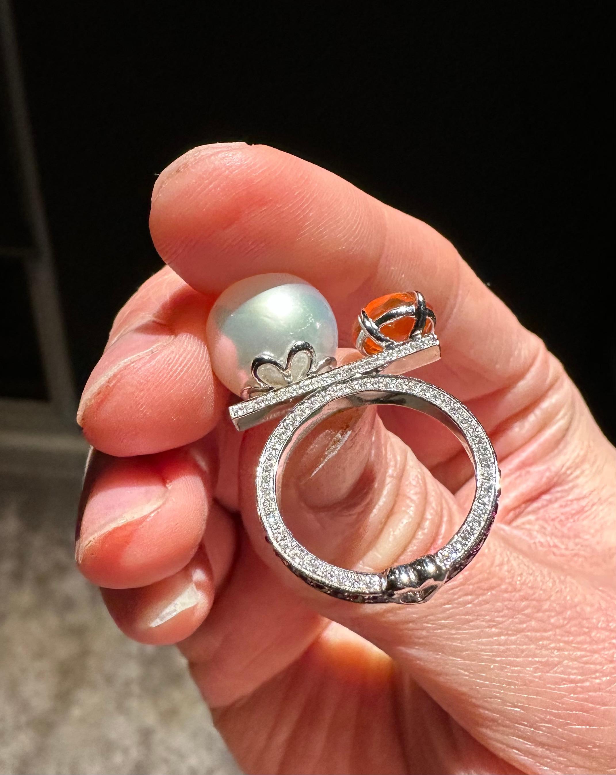 Es ist ein sehr kühnes Design mit Perlen und Feueropal an den beiden Enden einer Skala. Die Oberfläche des Rings ist mit Diamanten und Rubinen besetzt, mit Ausnahme der Krallen. Er ist ein großer und einzigartiger Cocktailring und passt zu allen,