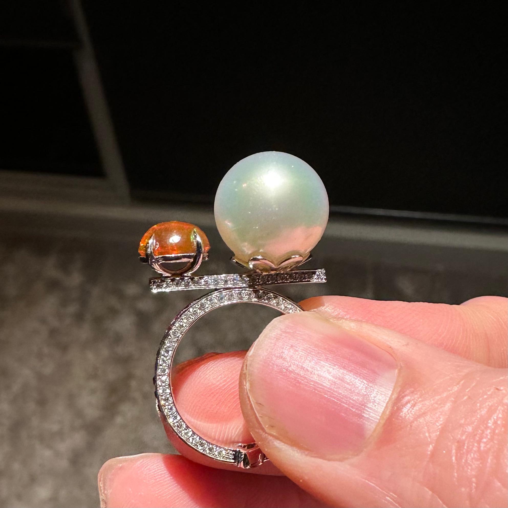 Eostre Ring aus Weißgold mit Südseeperlen, Feueropal und Diamanten im Angebot 1