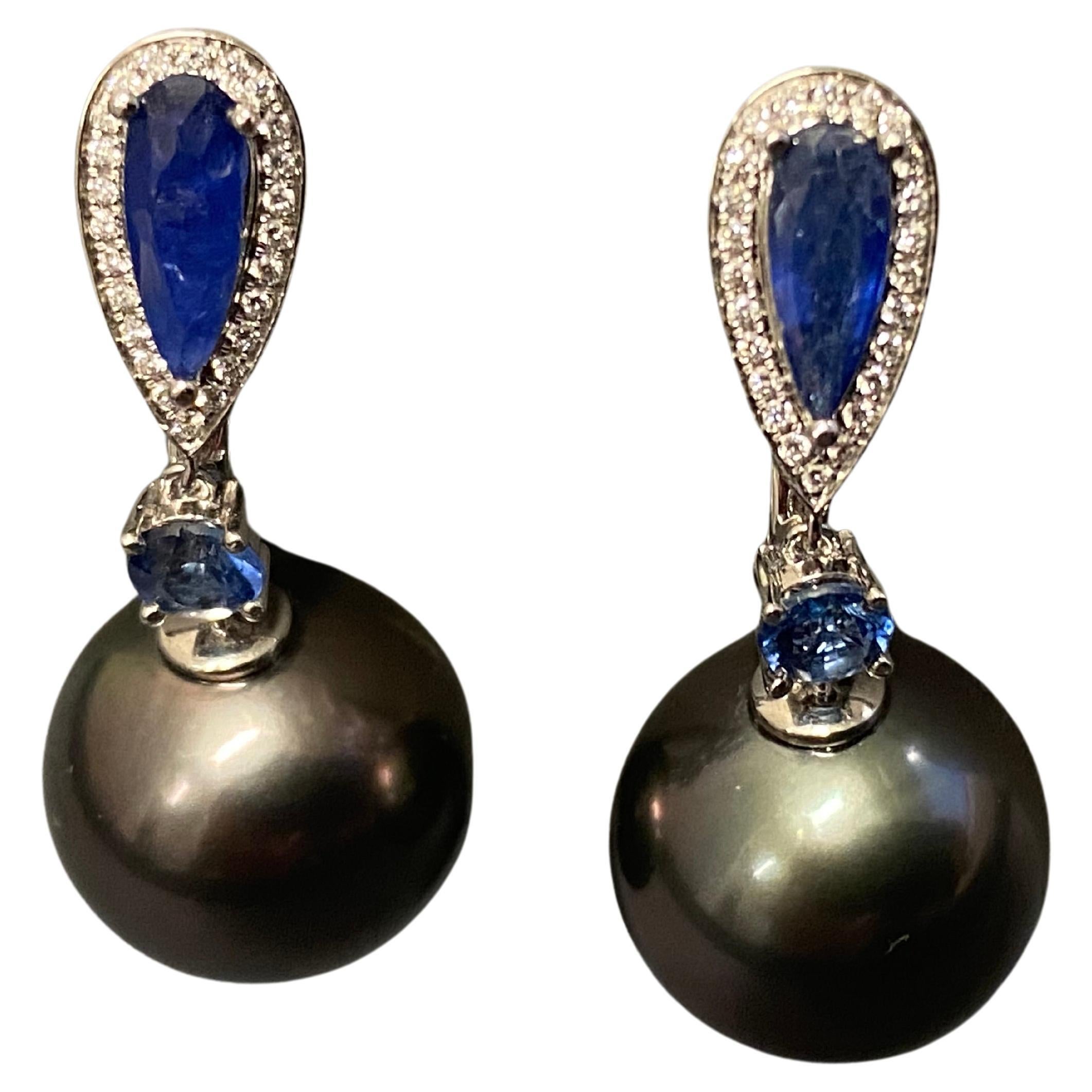 Boucles d'oreilles en or blanc 18 carats avec perles de Tahiti, saphirs bleus et diamants