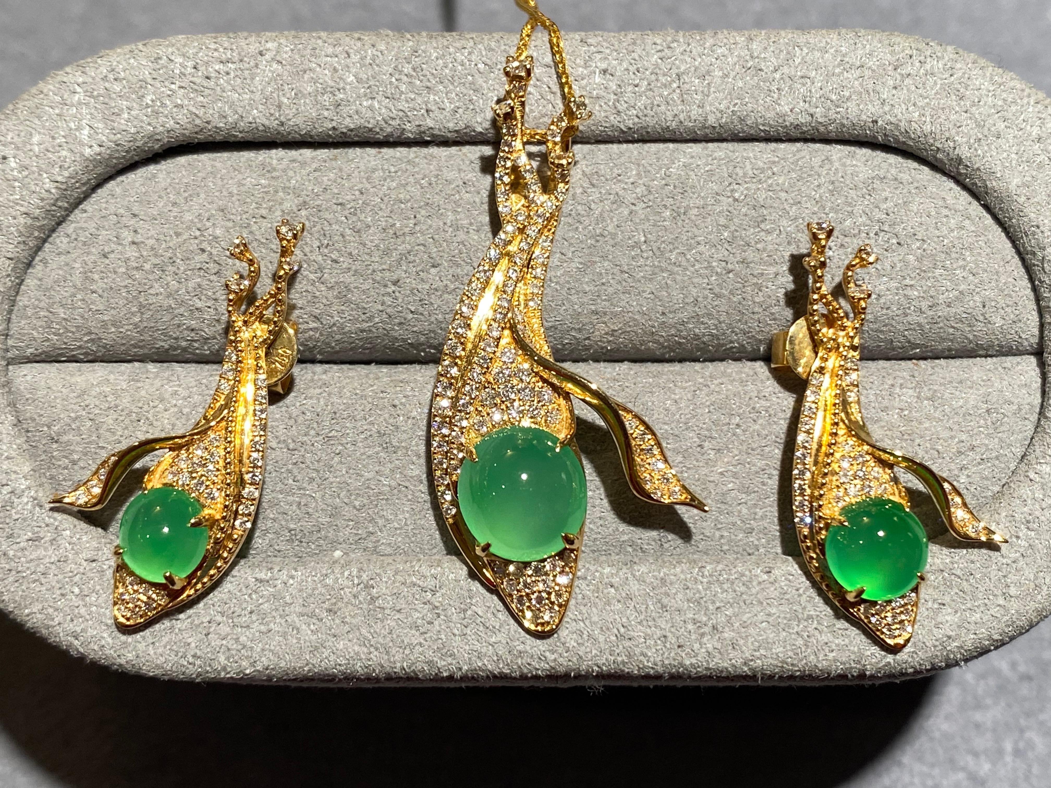 This jewellery set consists of a pair of type A green jadeite and diamond earrings with a matching type A green jadeite and diamond pendant in 18k yellow gold. The jadeite is set on top of multiple layer of ribbon stacking together with diamond pave