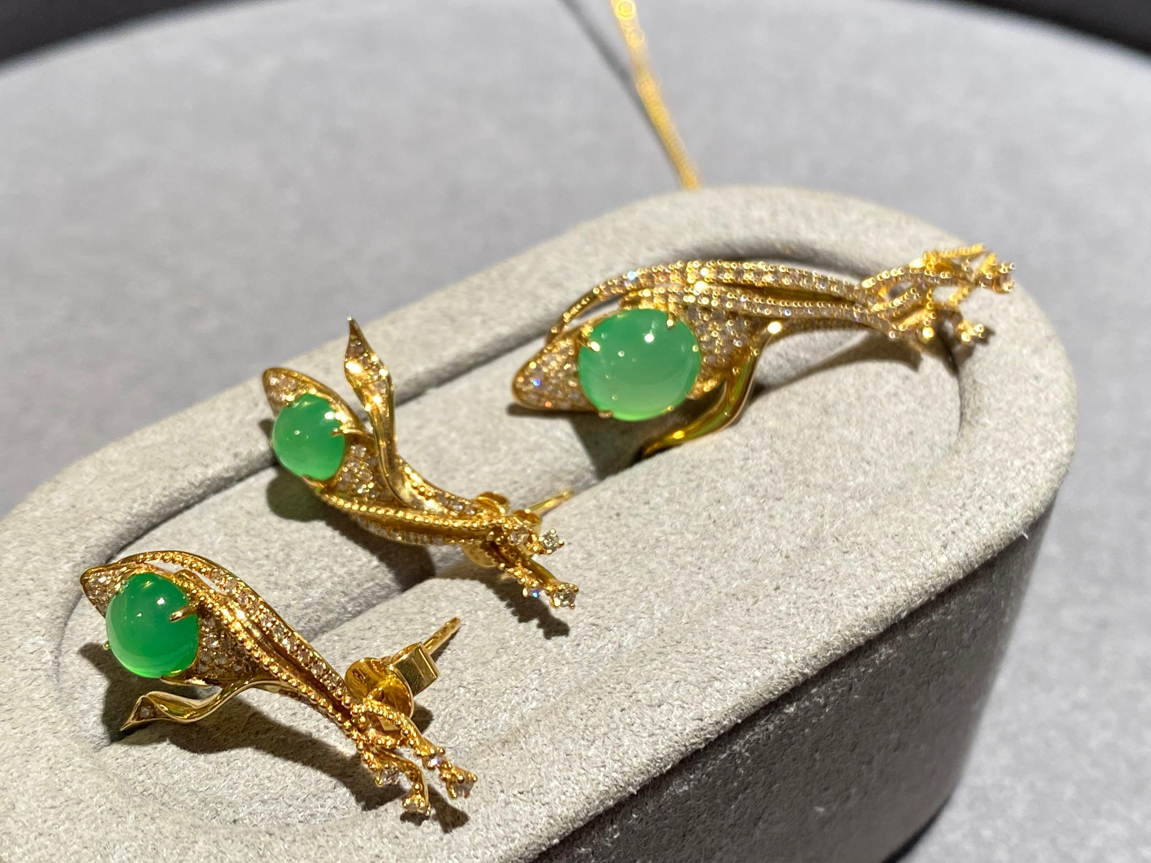 Eostre Typ A Ohrring aus 18 Karat Gelbgold mit grünem Jadeit und Diamant-Anhänger (Cabochon) im Angebot