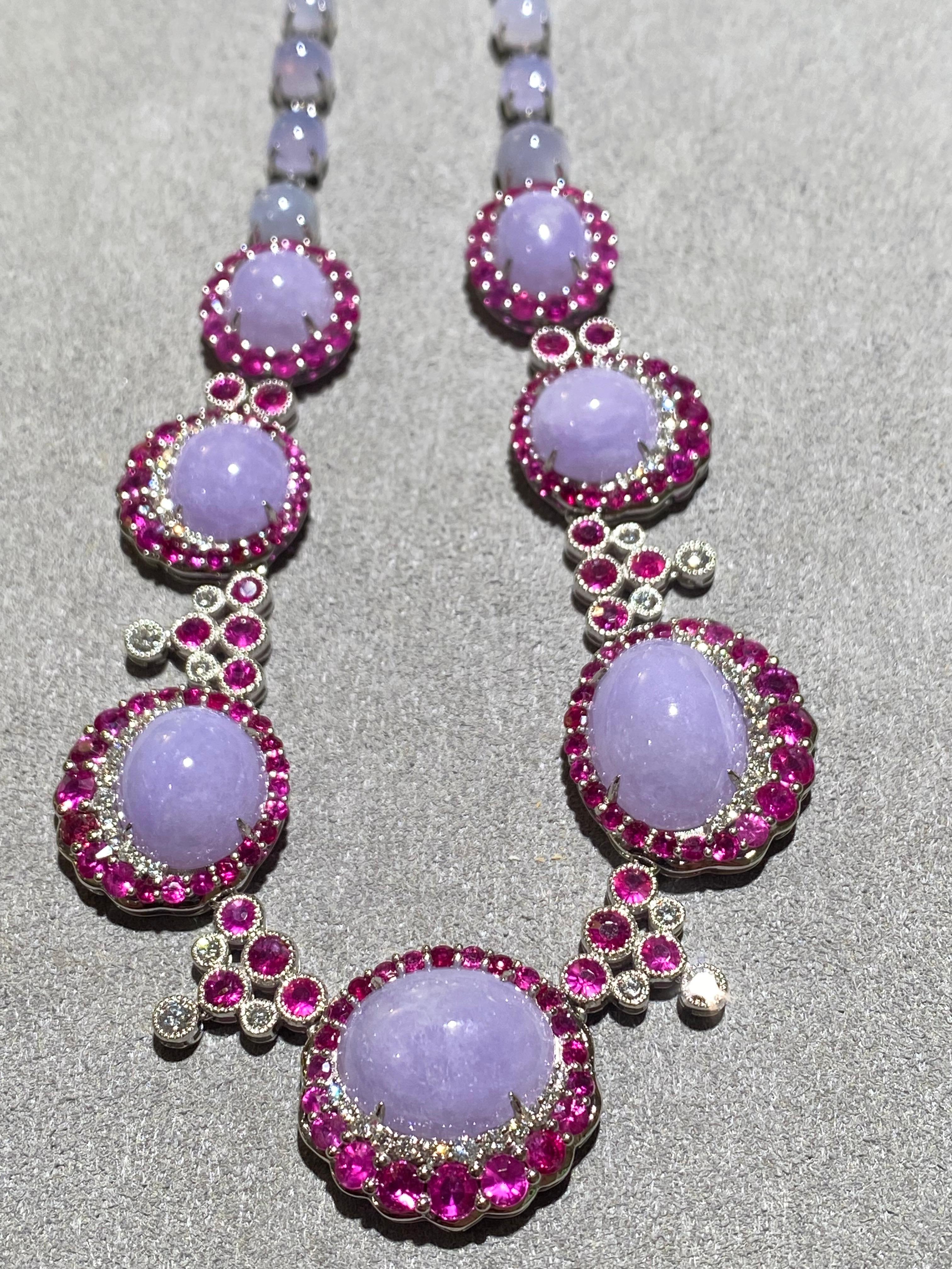 Contemporaneo Collana Eostre Type A in giadeite lavanda, rubini e diamanti in oro bianco 18 carati in vendita