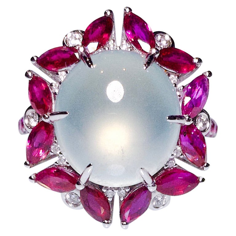 Anillo EOSTRE Tipo A de jadeíta verde claro, rubí y diamante en oro blanco de 18 quilates