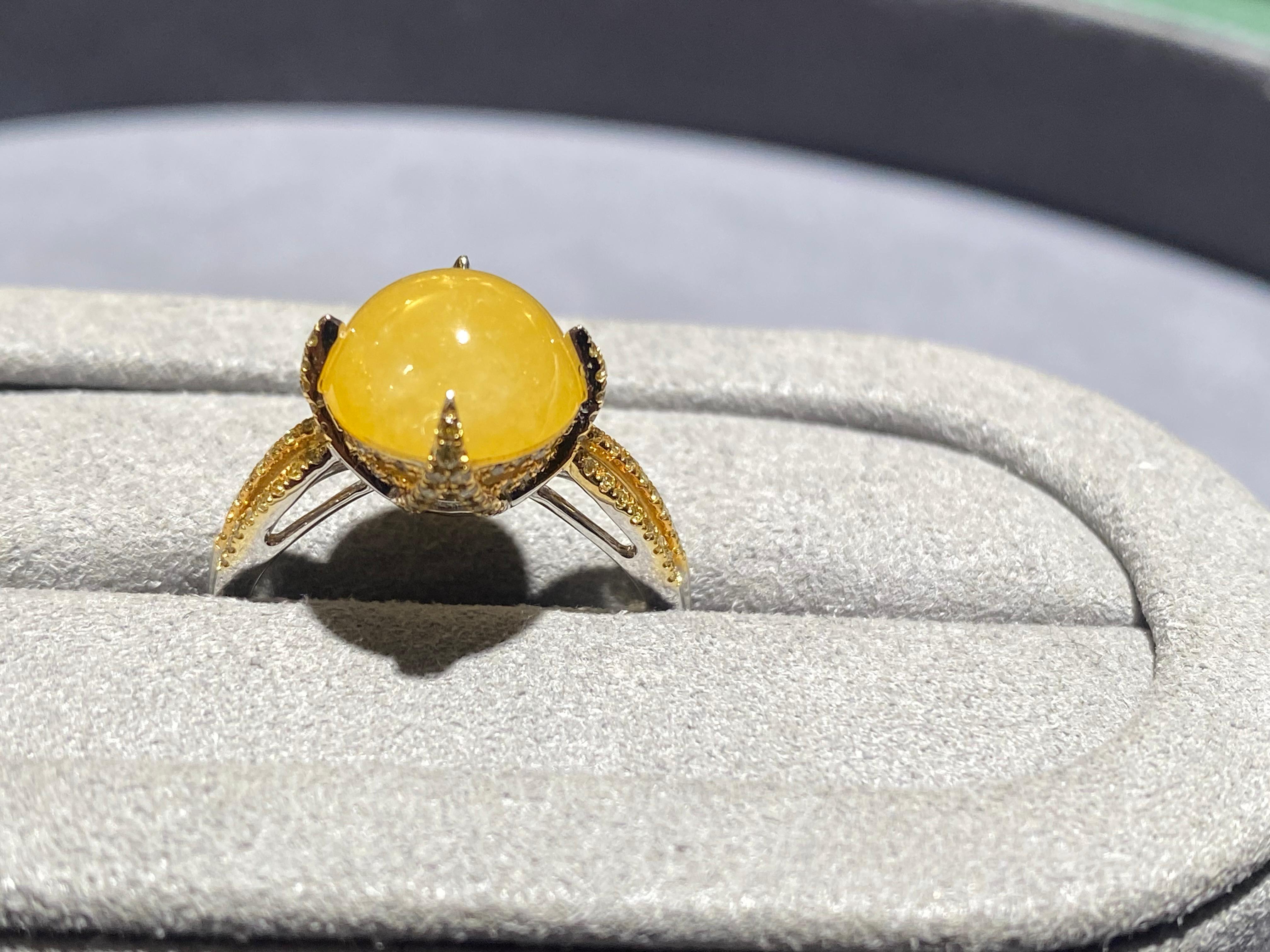 Contemporain Bague en or blanc 18 carats avec jadite jaune et diamants de type Eostre en vente