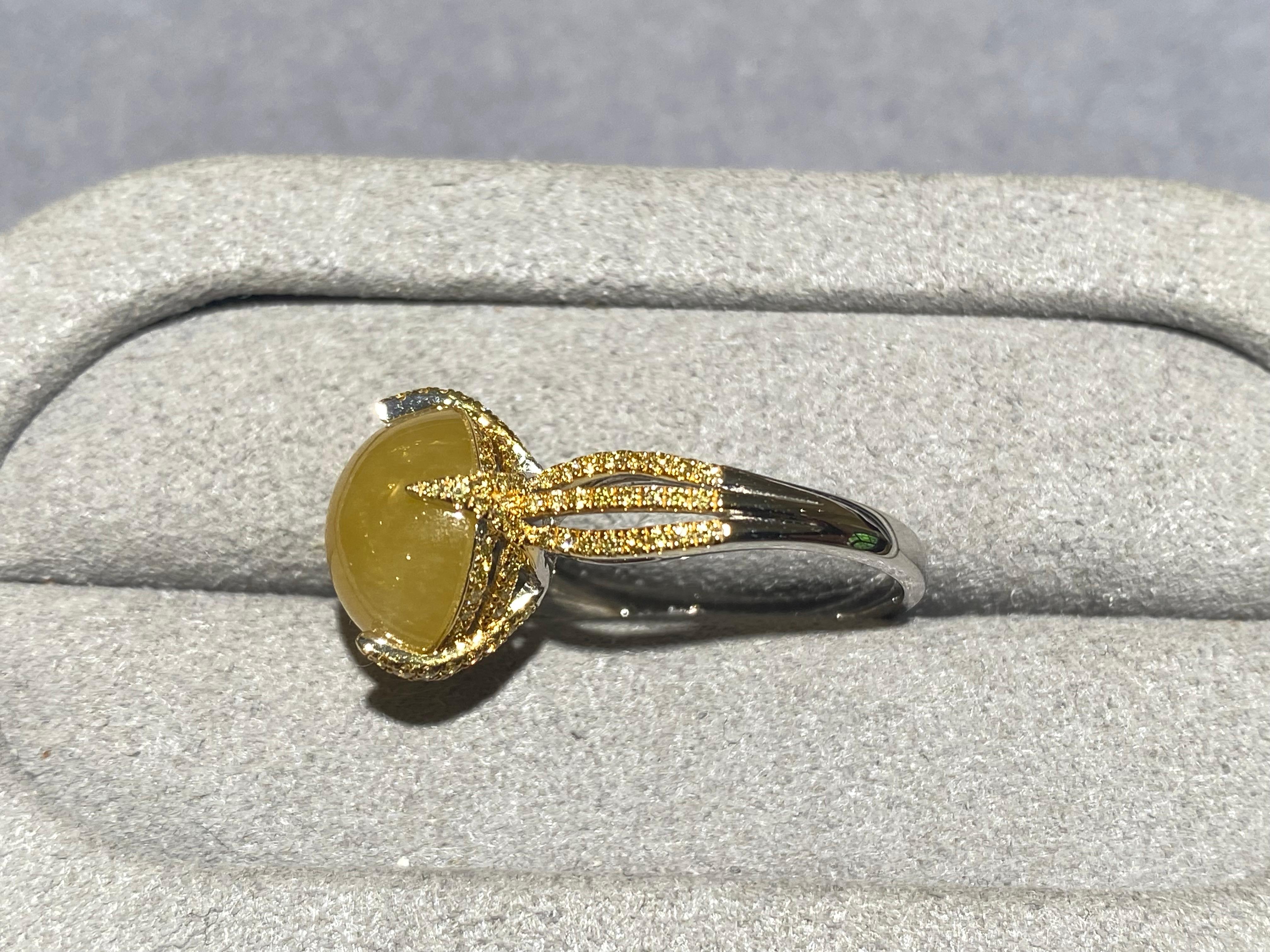 Taille cabochon Bague en or blanc 18 carats avec jadite jaune et diamants de type Eostre en vente