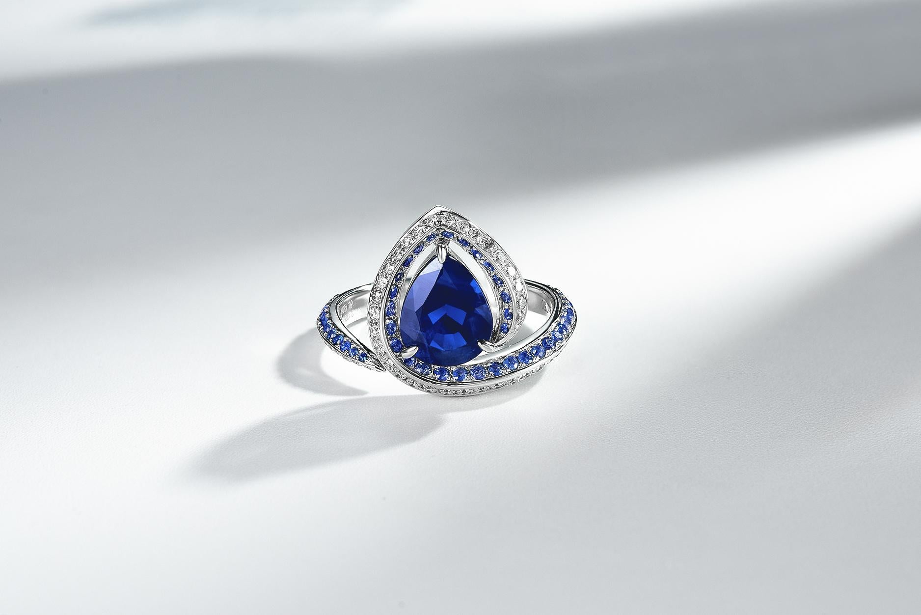 Dies ist ein birnenförmiger blauer Saphir-Diamantring, bei dem der Saphir den Kopf einer Schlange darstellt und der Ring selbst der Körper der Schlange ist, der den Finger umgibt. Es handelt sich um ein sehr einzigartiges und dennoch kühnes Design,