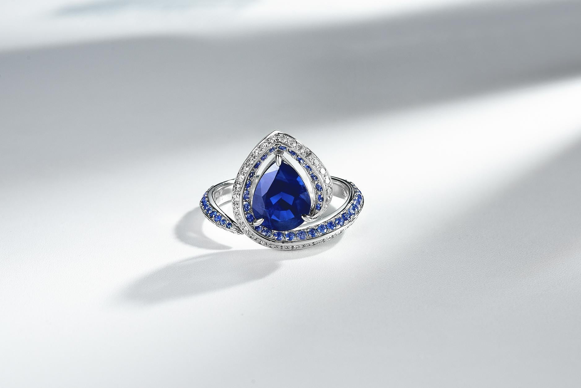 Contemporain Bague en or blanc 18 carats avec saphir émeraude 2,055 carats et diamants en vente