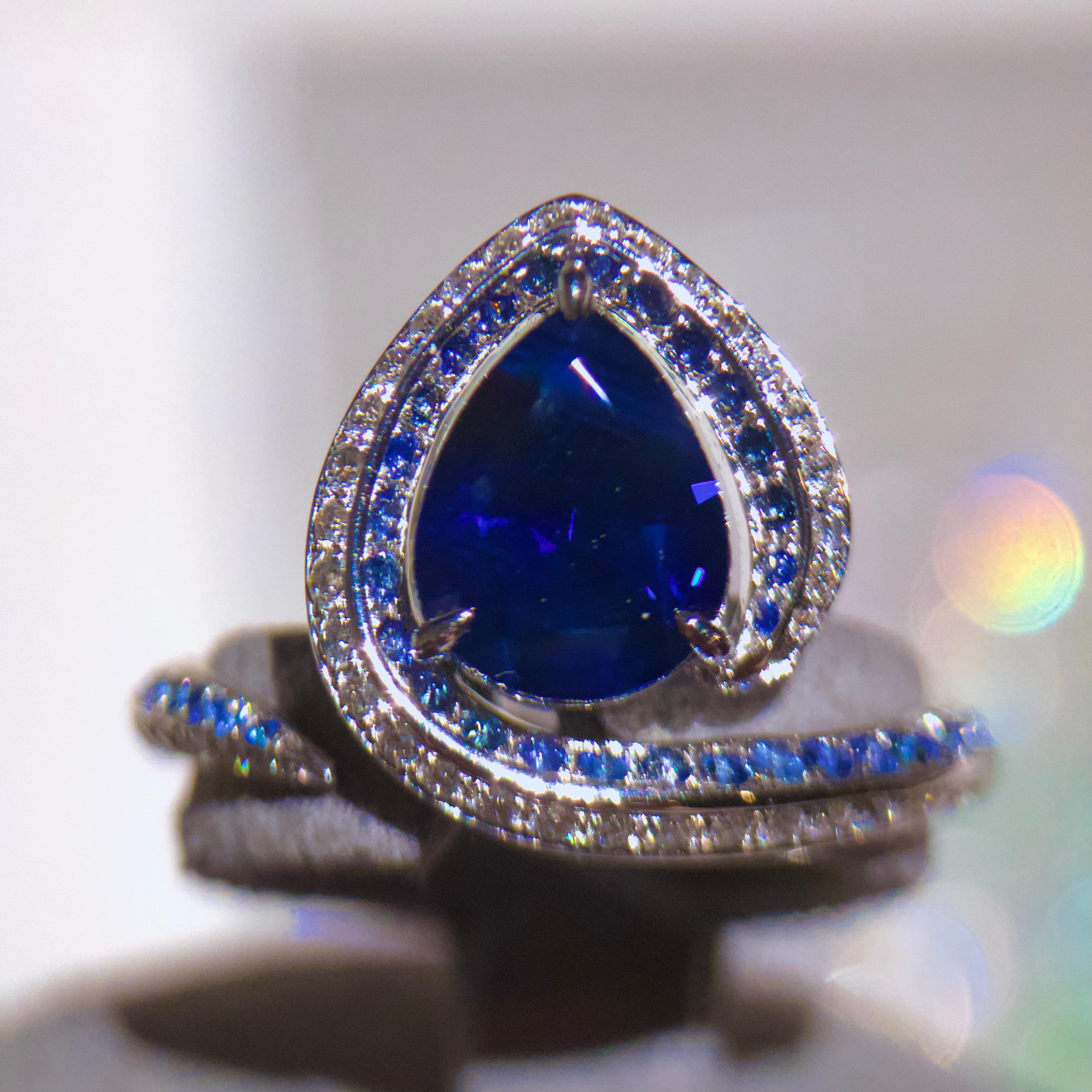 Taille brillant Bague en or blanc 18 carats avec saphir émeraude 2,055 carats et diamants en vente