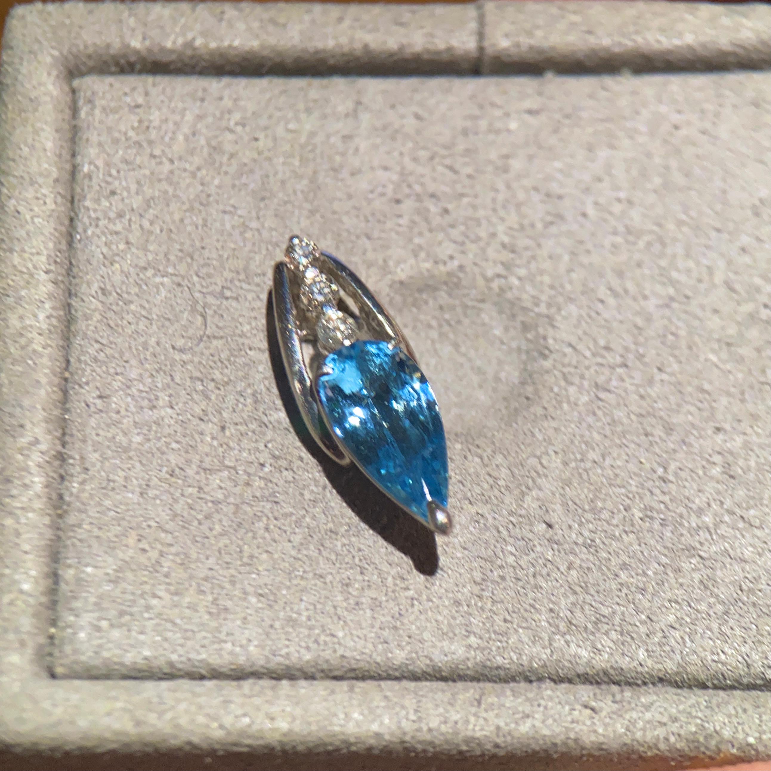 Il s'agit d'une aigue-marine en forme de goutte de pluie inversée, sertie dans la moitié inférieure du pendentif. Sur la partie supérieure, il y a 3 morceaux de diamants. Ce modèle est tout à fait unique car les bijoutiers ont l'habitude de sertir