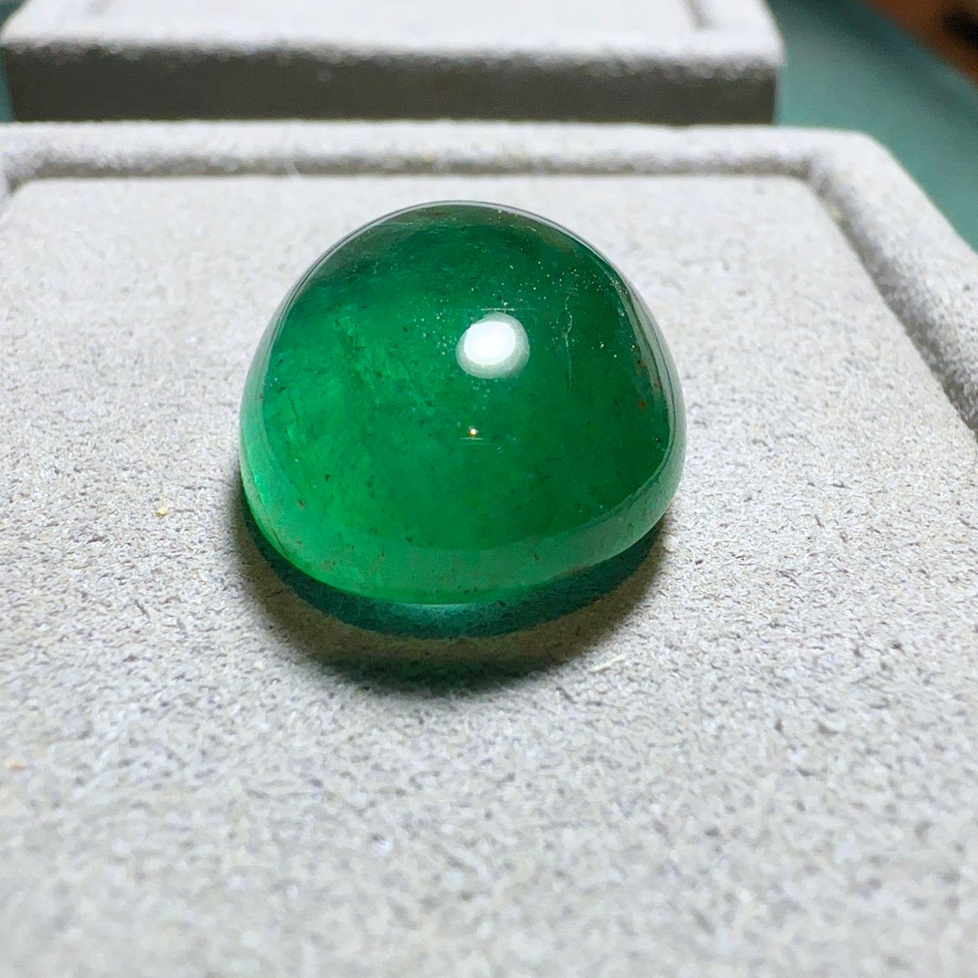 A loose Zambia cabochon gem 
weight :  16.66 ct
Vivid green colour




Emerald’s lush green has soothed souls and excited imaginations since antiquity. Its name comes from the ancient Greek word for green, “smaragdus.” Rome’s Pliny the Elder