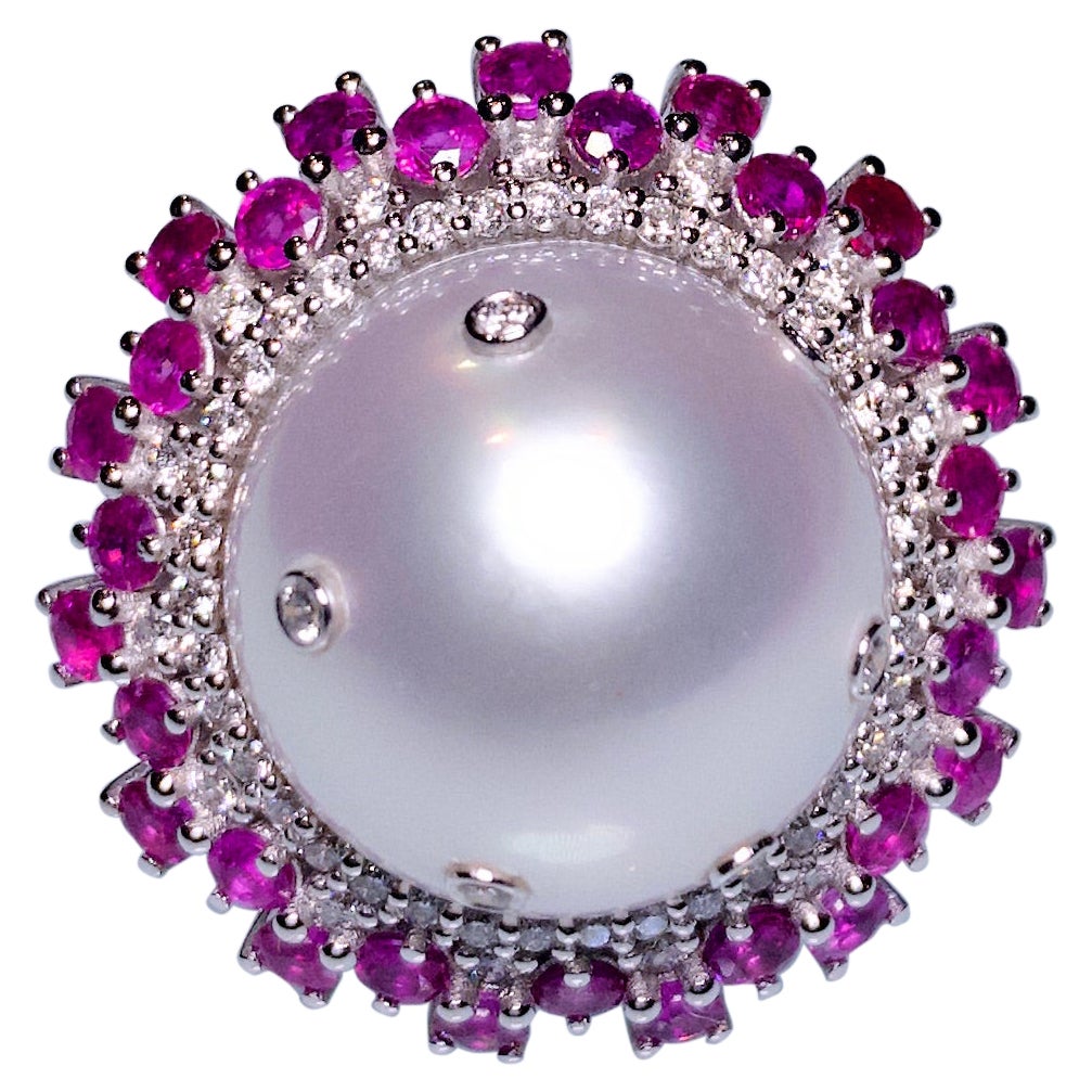 Anello Eostre con perle bianche dei mari del sud, rubini e diamanti in oro 18 carati