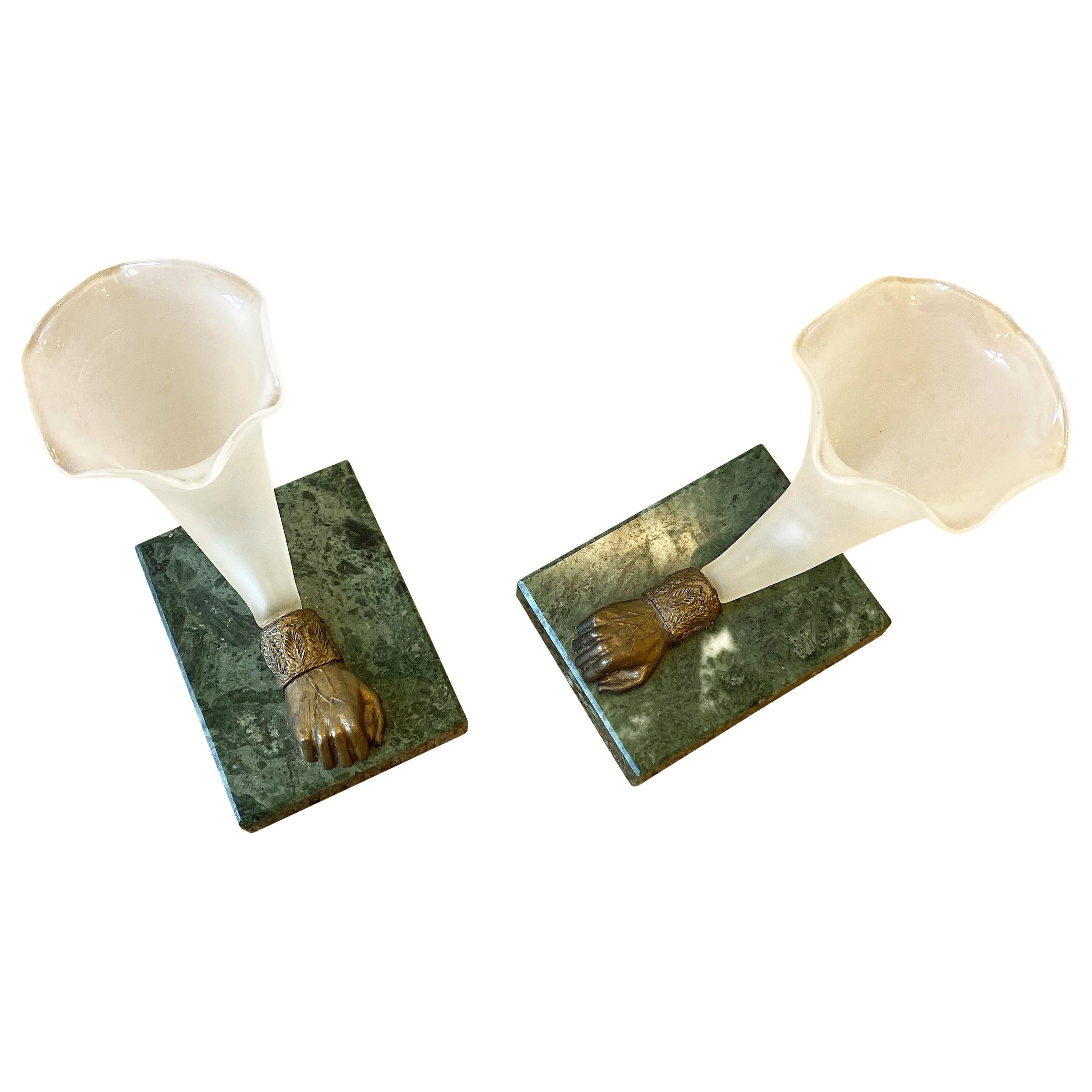 Pugni di bronzo Vasi in vetro bianco e marmo verde scuro, coppia in vendita 1