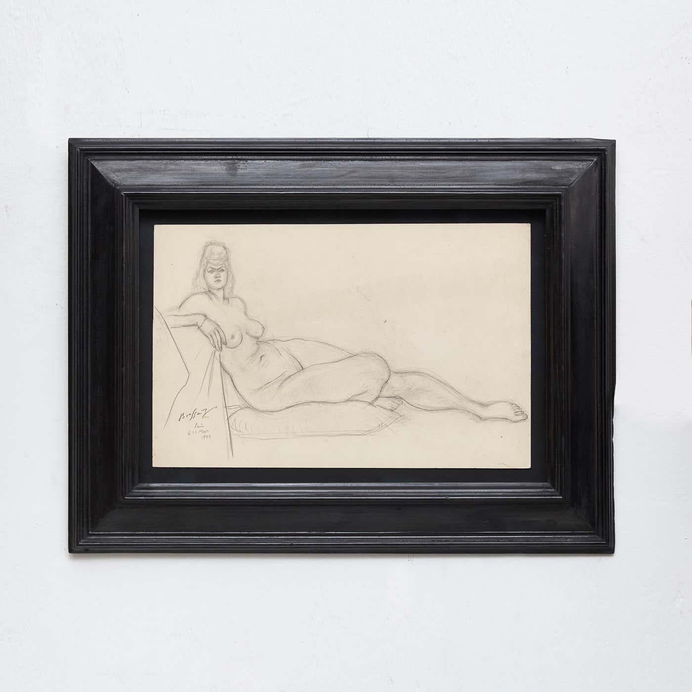 Immergiti nel fascino senza tempo della maestria artistica di Brassaï con questo rarissimo disegno a matita di nudo, realizzato delicatamente nella Parigi del 1944. Accattivante ritratto della grazia femminile, questo disegno firmato da Eleg Halász