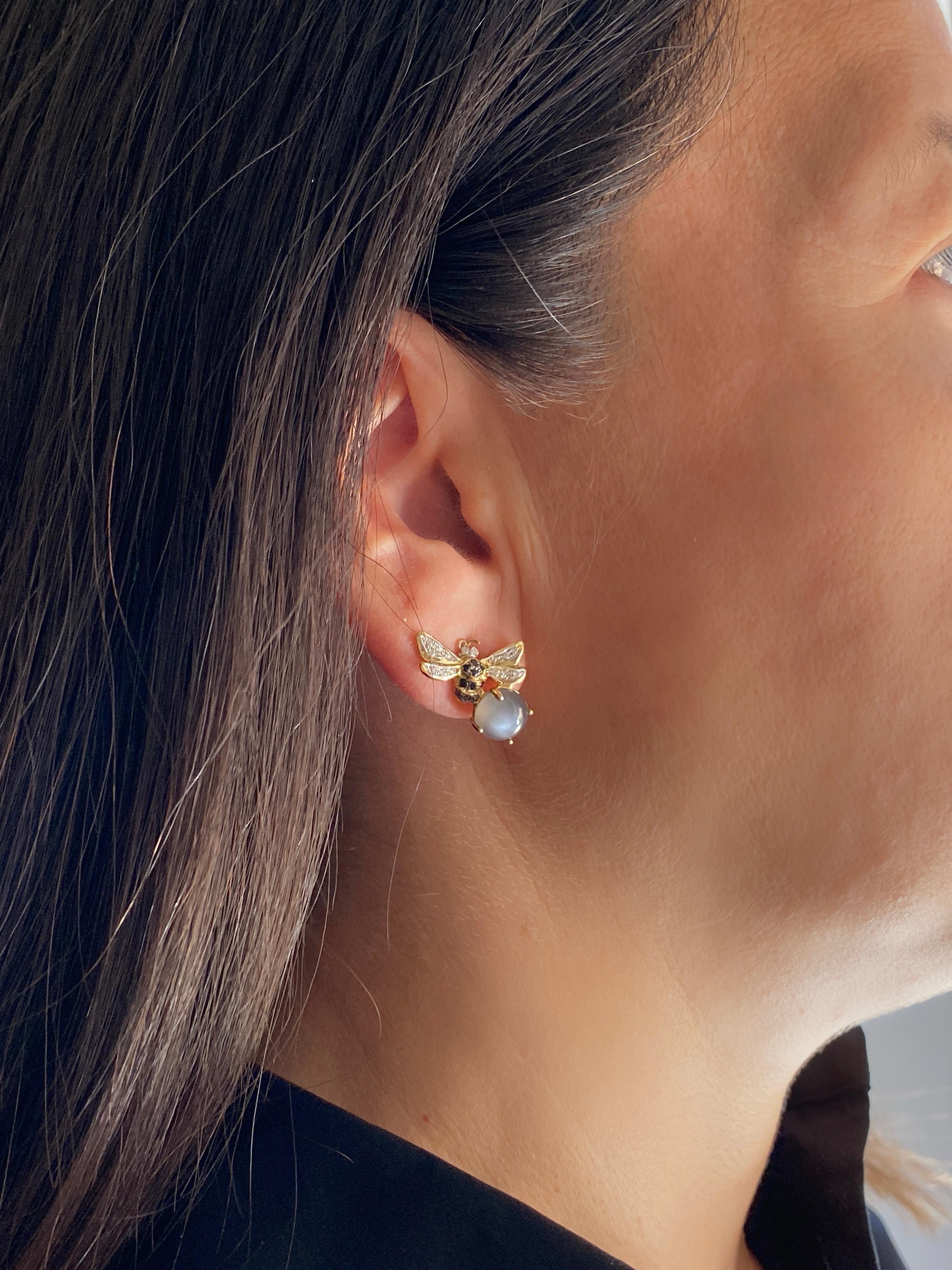 Rossella Ugolini Design 18K Gold 0,35 ct. White and Black Diamonds, Labradorite Ephemeral Bees Stud Earrings.
Dimensions: 0.79 in. (2 cm) x 0.79 in. (2 cm)
These exquisite earrings are available with clip-on options upon request.
Each earring