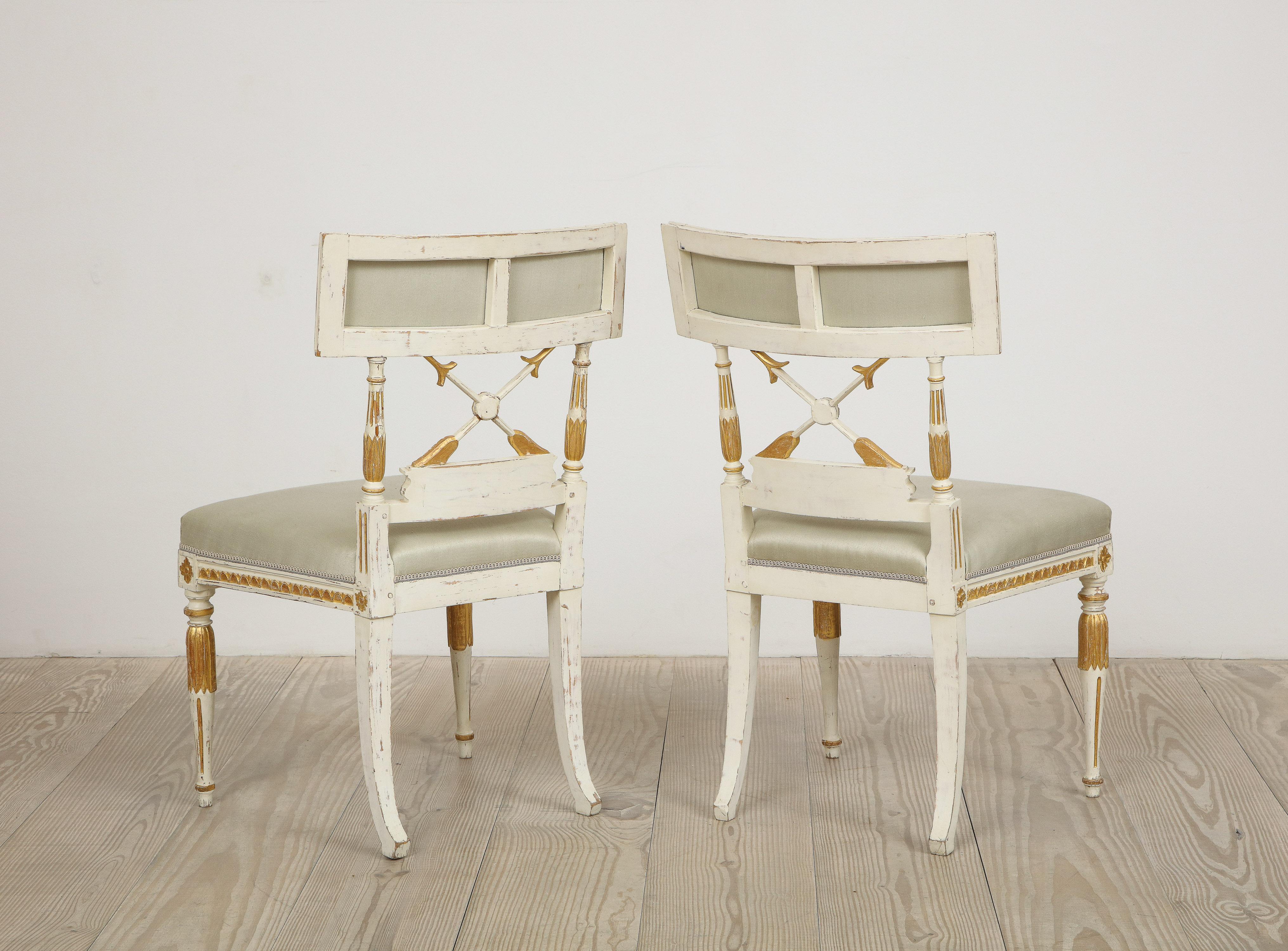 Pin Ephraim Ståhl:: Chaises de la fin de l'époque gustavienne et du début de l'Empire:: paire:: circa 1800