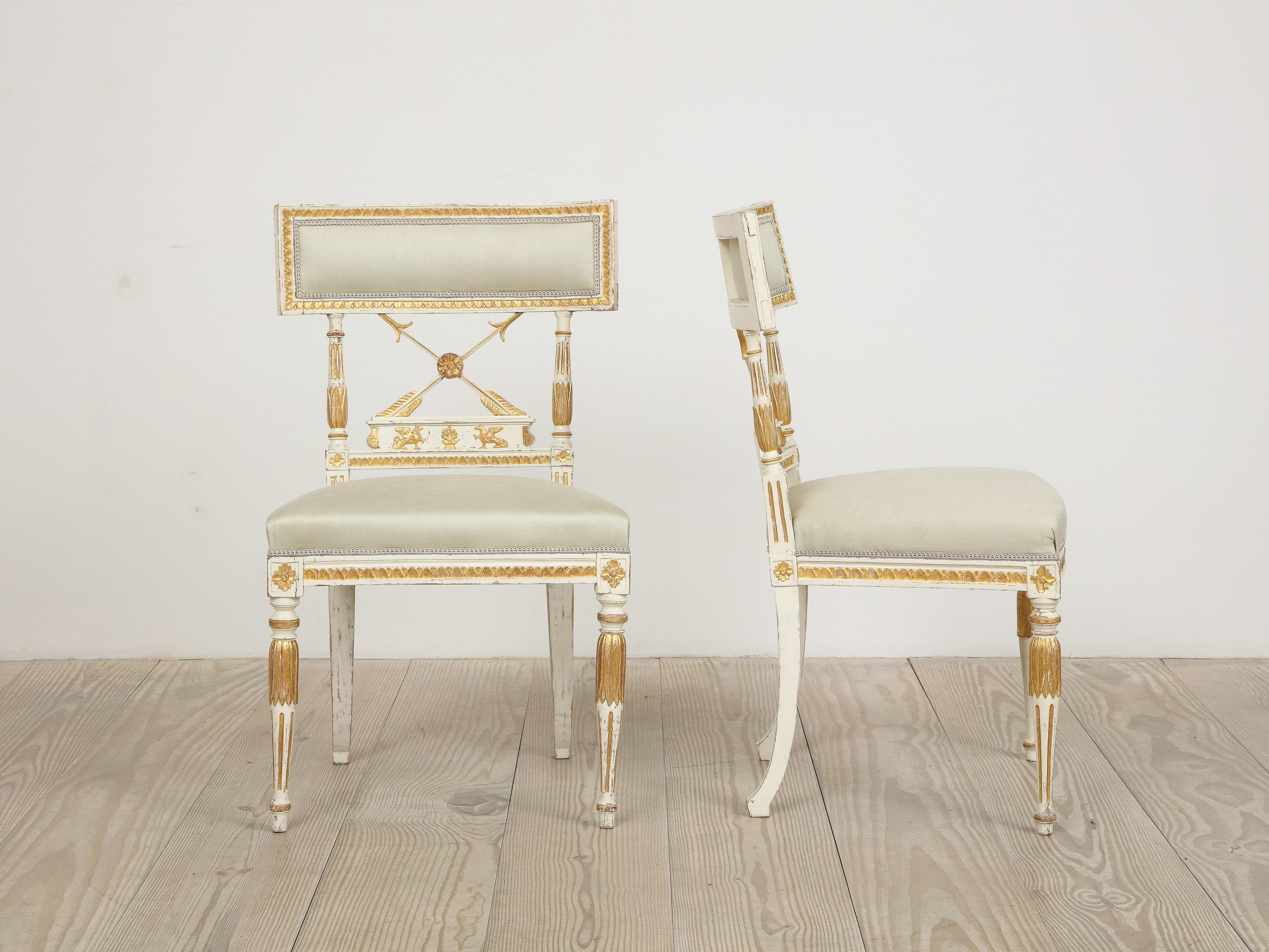 Ephraim Ståhl (1767 Stockholm 1820),  fine pair of Late Gustavian / Early Empire Chairs with intersecting arrows with centered rosettes, griffin motif and fluted legs, origin: Stockholm, Sweden, circa 1800, reupholstered in linen sateen fabric by