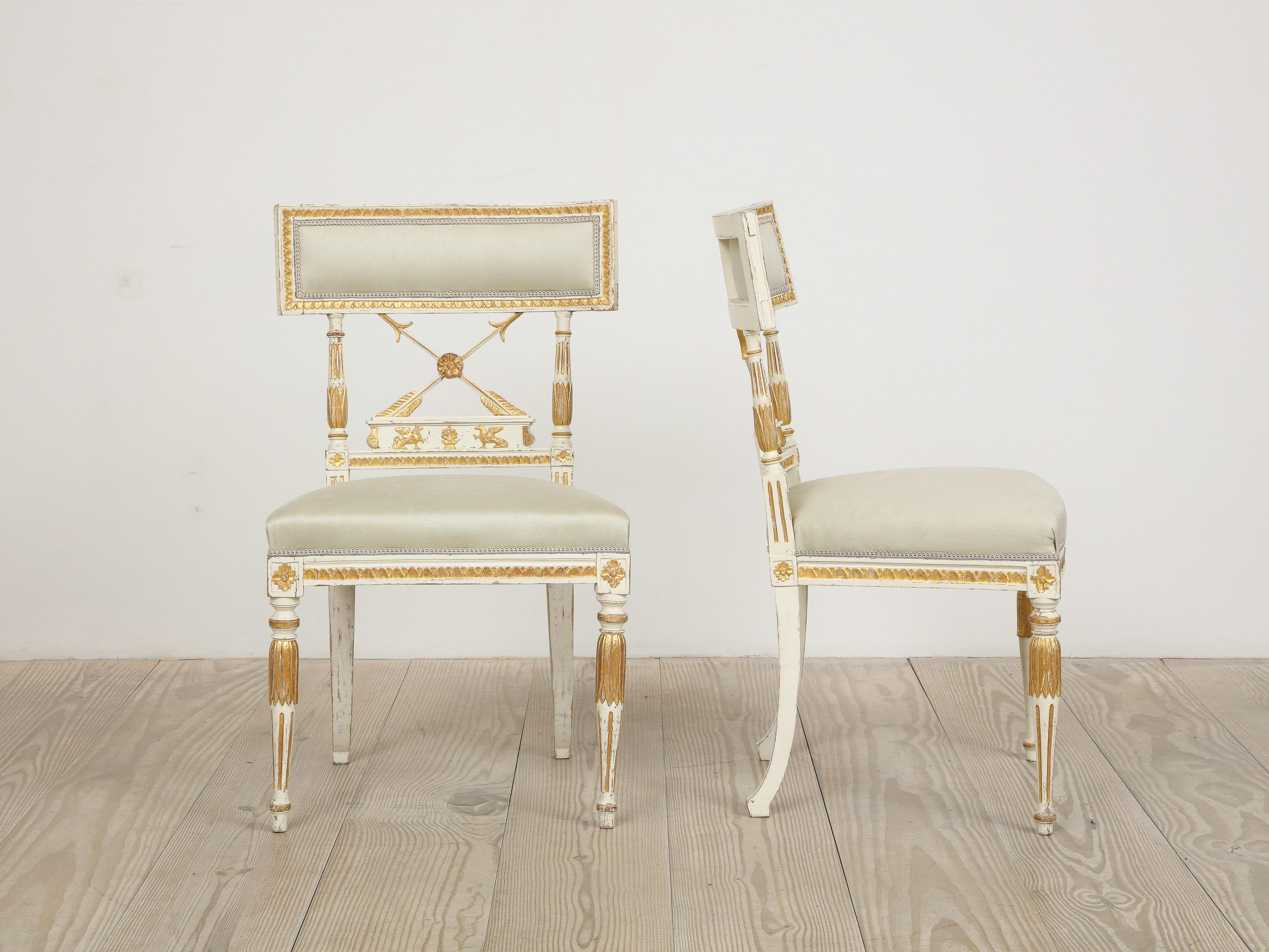 Ephraim Ståhl (1767 Stockholm 1820):: belle paire de chaises de style fin Gustavien / début Empire avec des flèches entrecroisées avec des rosettes centrées:: un motif de griffon et des pieds cannelés:: origine : Stockholm:: Suède:: vers 1800::