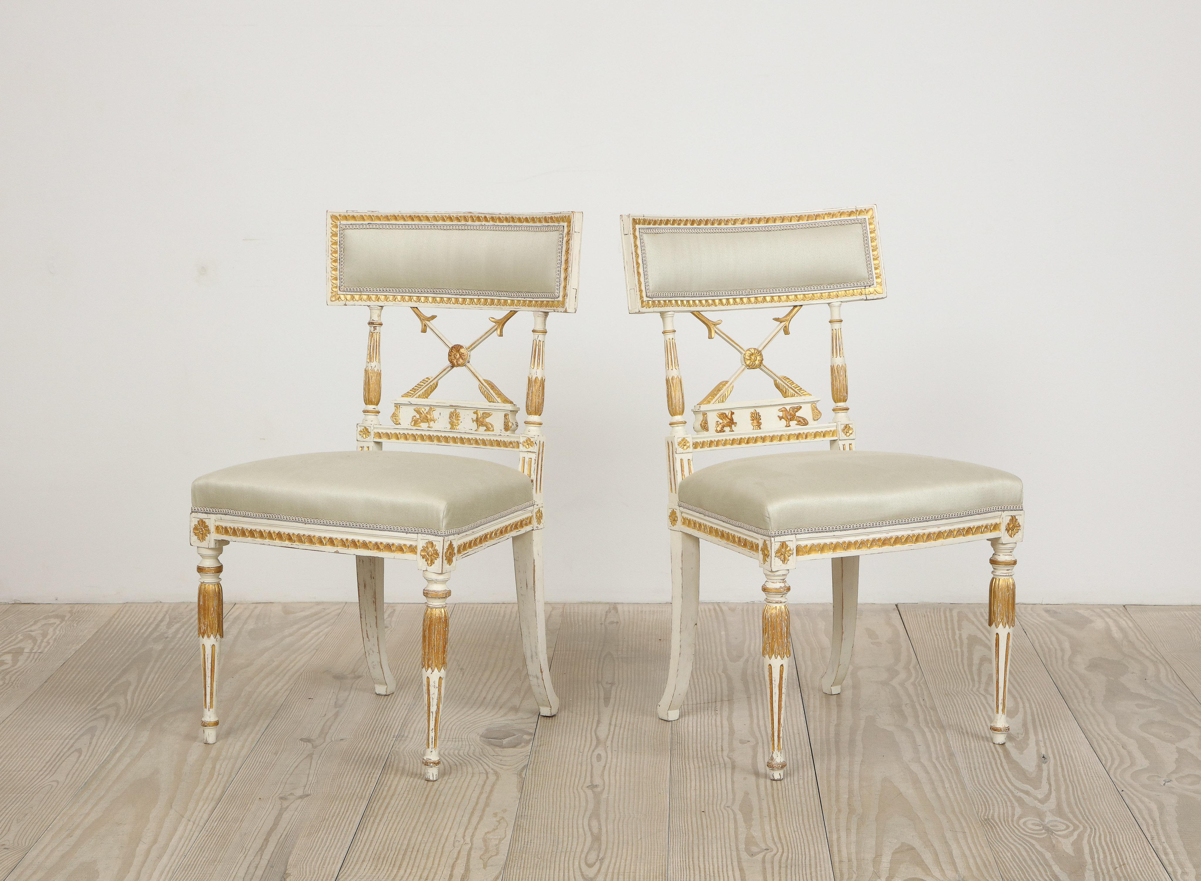 Gustavien Ephraim Ståhl:: Chaises de la fin de l'époque gustavienne et du début de l'Empire:: paire:: circa 1800