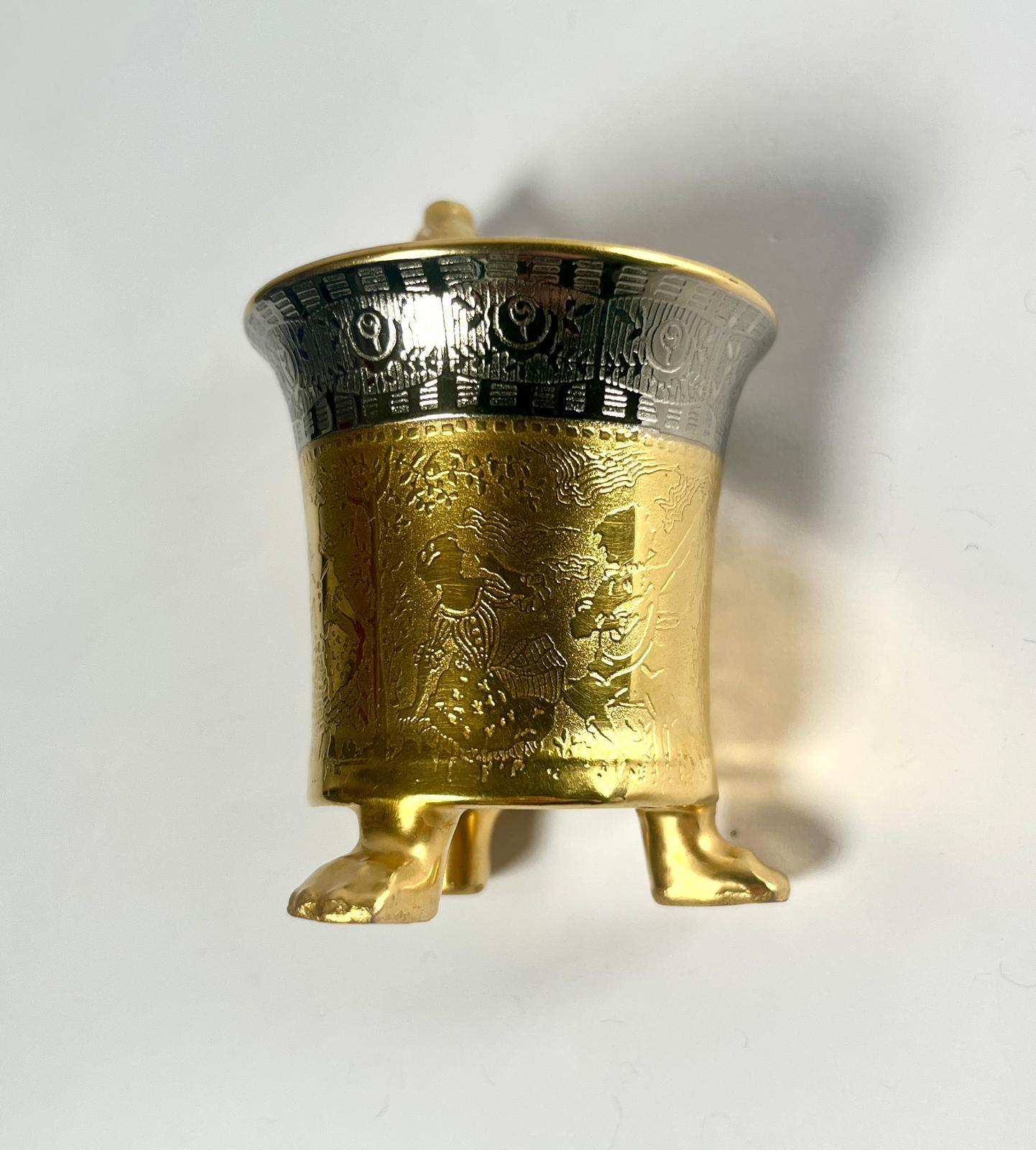 Diese schöne Porzellantasse aus der Manufaktur Epiag Royal Czechoslovakia ist vollständig in Gold dekoriert. Der versilberte Rand und der Untertassenrand sind mit zarten Blumenfriesen verziert.
Auf dem Becherkörper zeigt ein prächtiges erhabenes