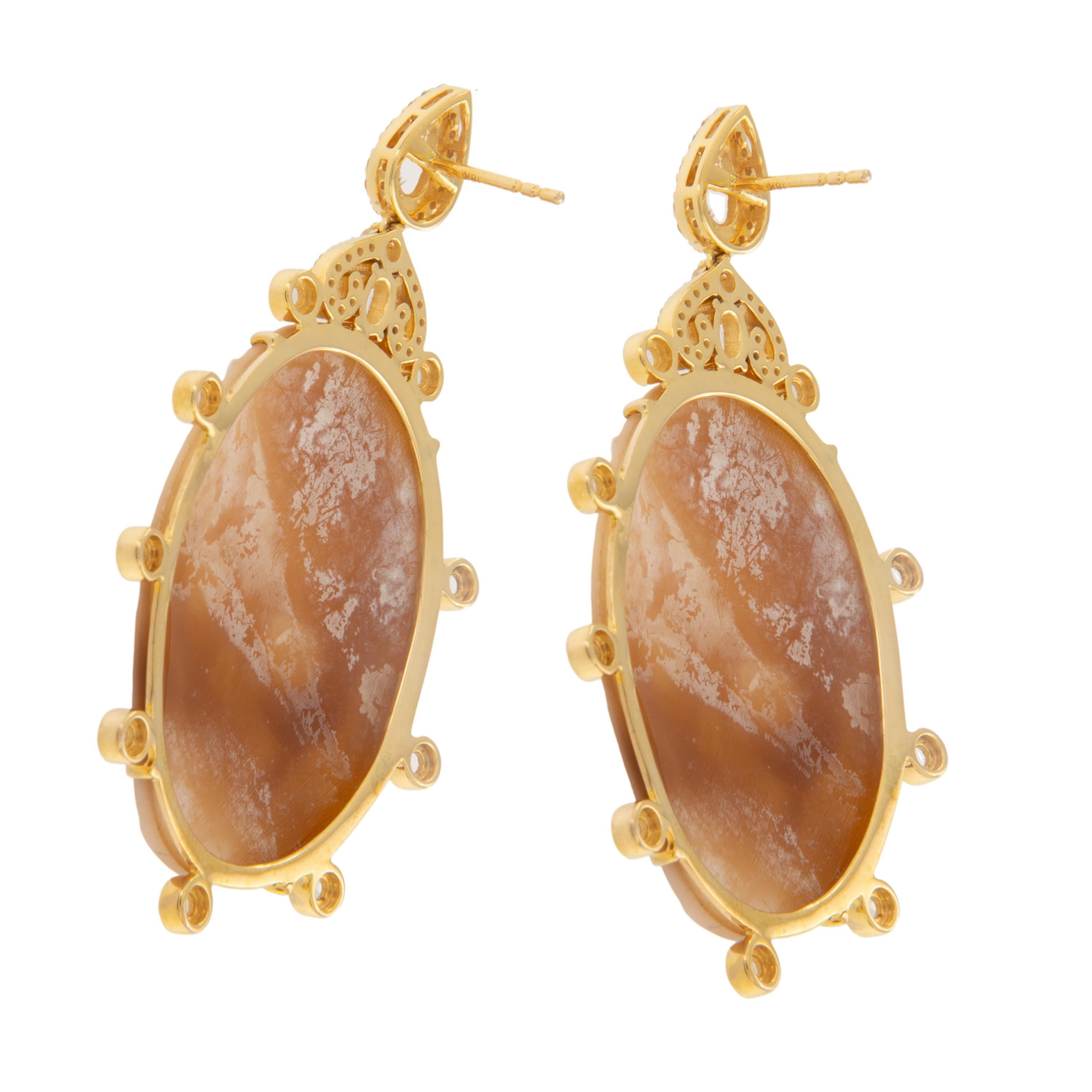 Epic Ohrringe aus 18 Karat Gelbgold Muschelschalen Schädel Kamee Diamant und Saphir (Rundschliff) im Angebot